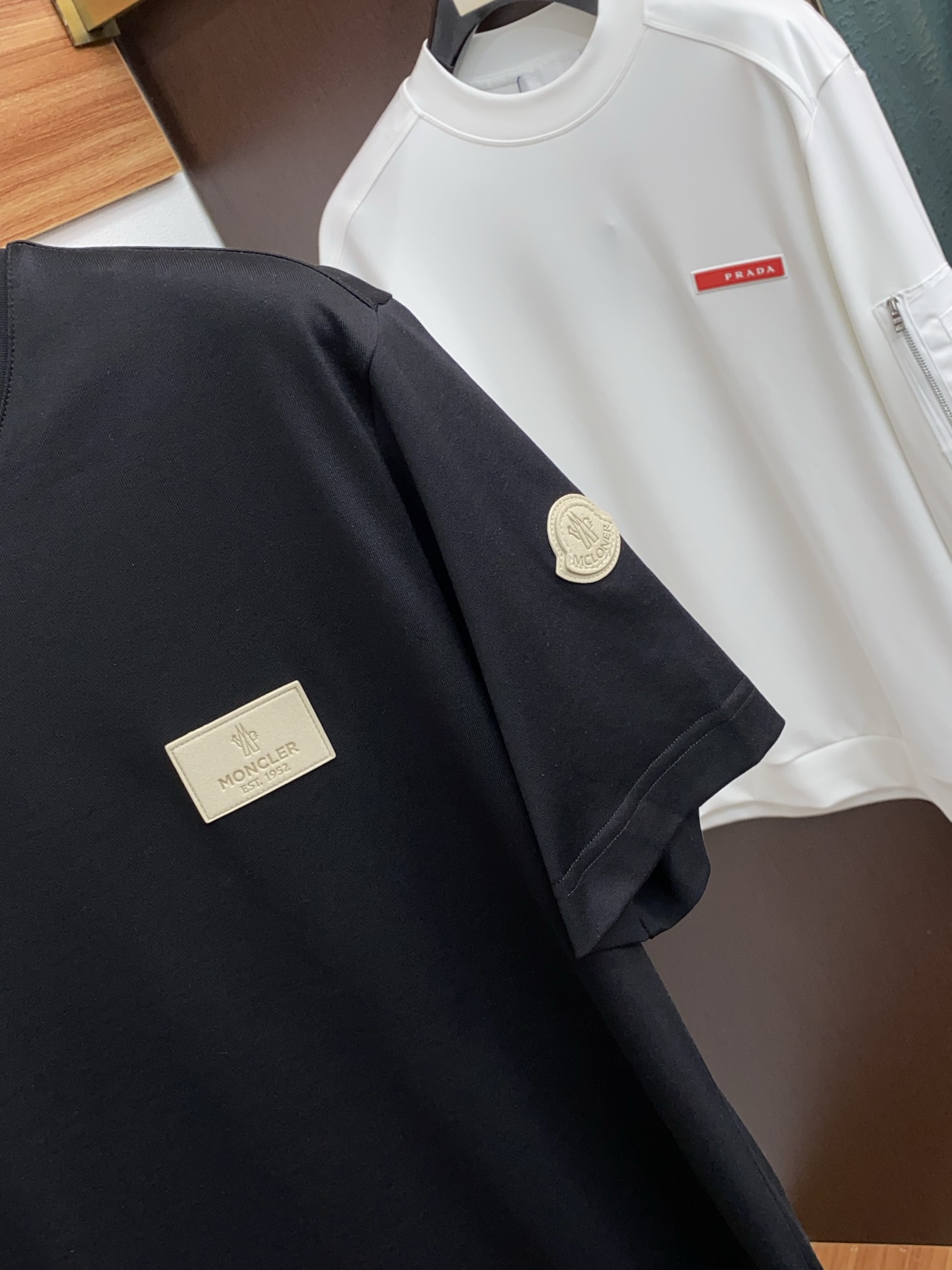 蒙口 26SS早春短袖T恤甄选软糯亲肤的全棉面料制成，标准版圆领短袖裁剪，更适合日常穿着。简约不失设计感