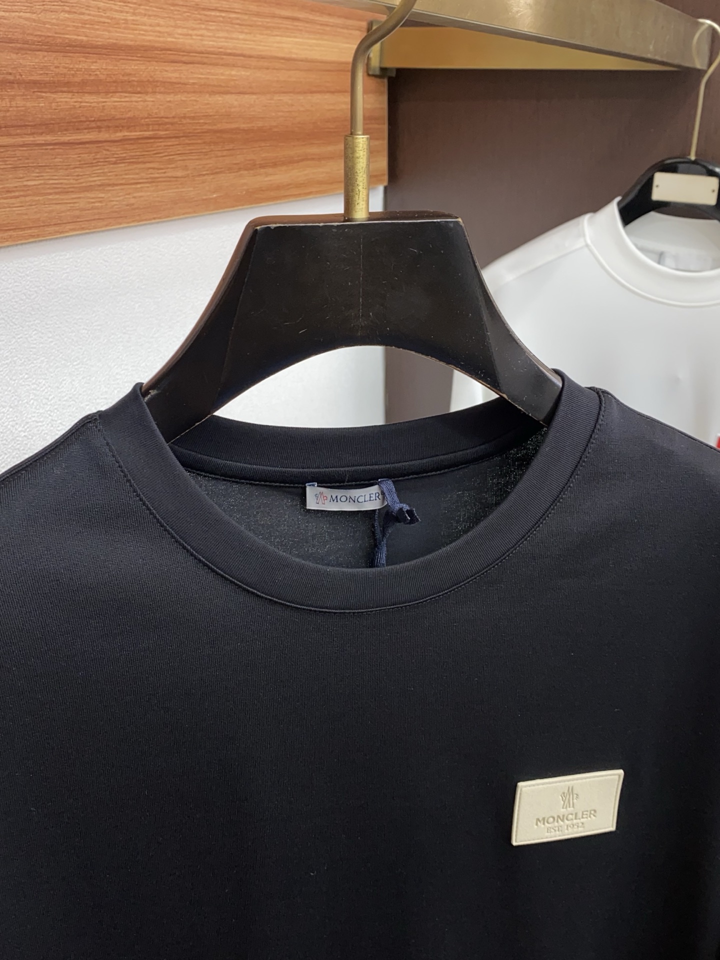 蒙口 26SS早春短袖T恤甄选软糯亲肤的全棉面料制成，标准版圆领短袖裁剪，更适合日常穿着。简约不失设计感