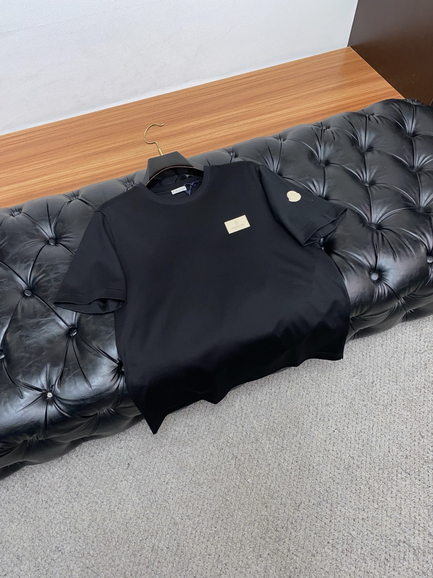 蒙口 26SS早春短袖T恤甄选软糯亲肤的全棉面料制成，标准版圆领短袖裁剪，更适合日常穿着。简约不失设计感