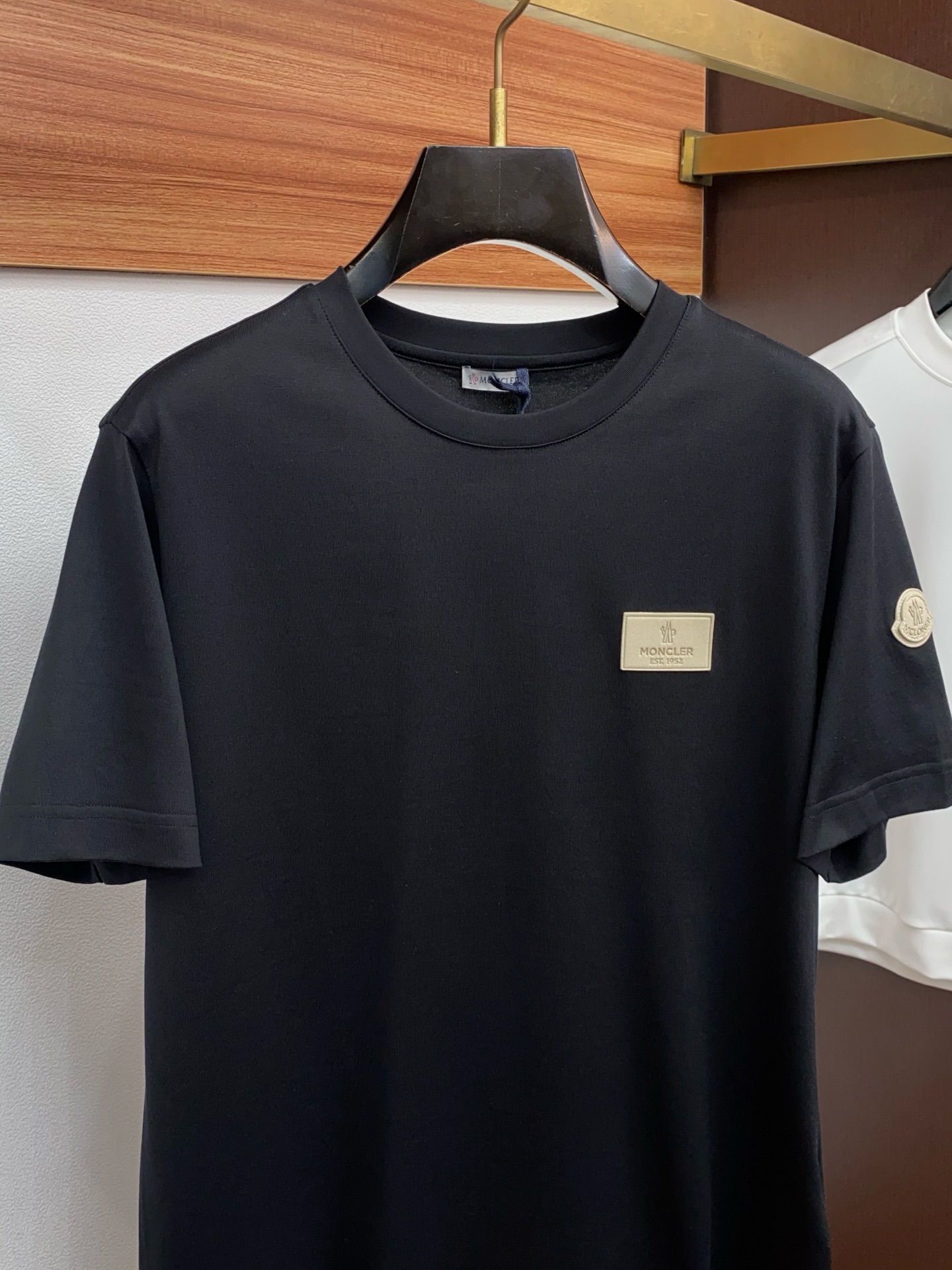 蒙口 26SS早春短袖T恤甄选软糯亲肤的全棉面料制成，标准版圆领短袖裁剪，更适合日常穿着。简约不失设计感