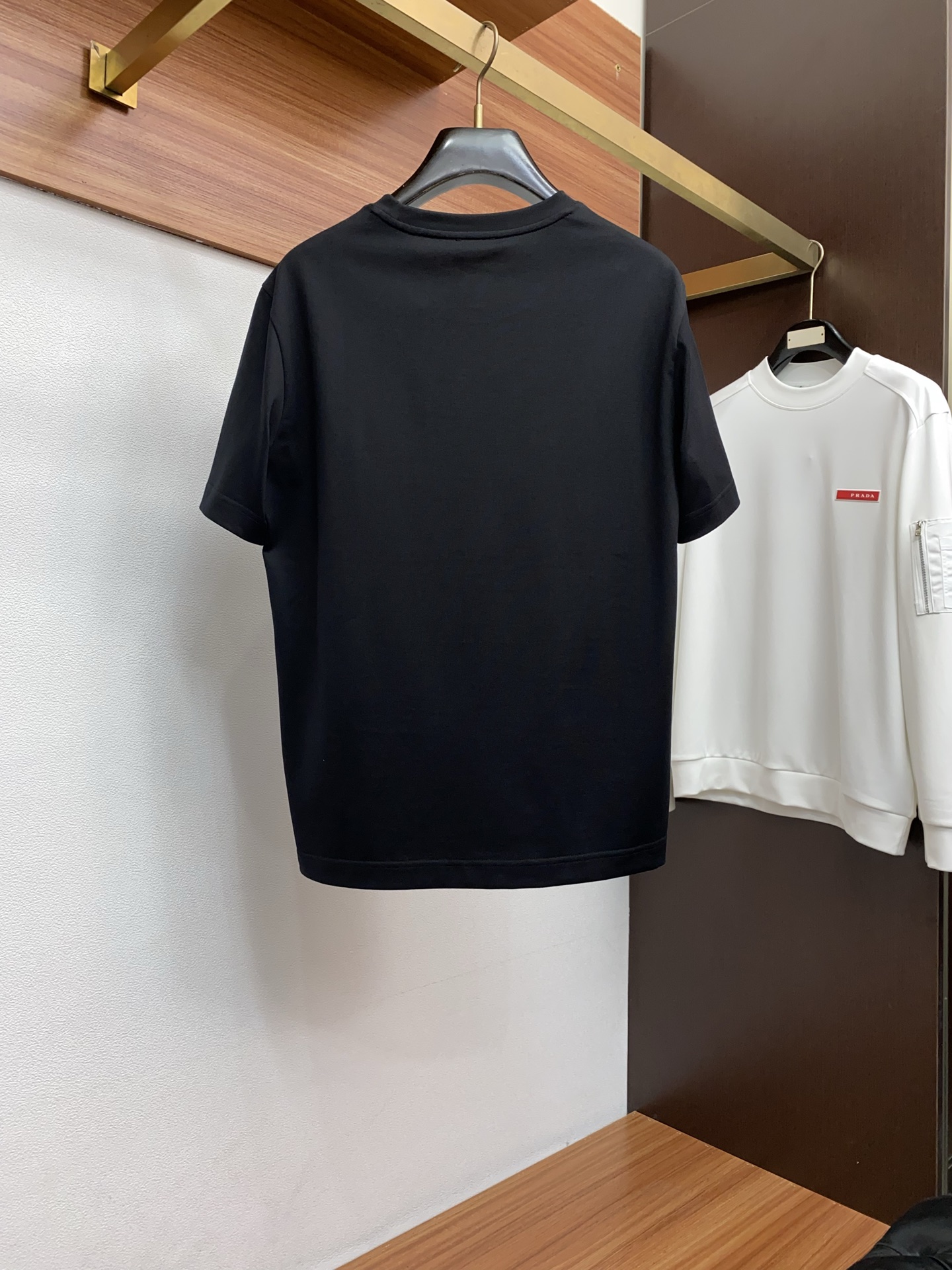 蒙口 26SS早春短袖T恤甄选软糯亲肤的全棉面料制成，标准版圆领短袖裁剪，更适合日常穿着。简约不失设计感