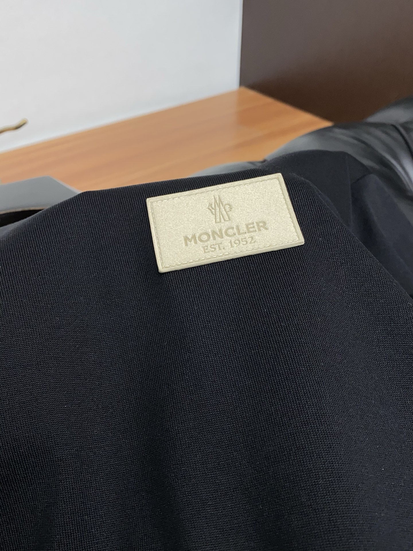 蒙口 26SS早春短袖T恤甄选软糯亲肤的全棉面料制成，标准版圆领短袖裁剪，更适合日常穿着。简约不失设计感