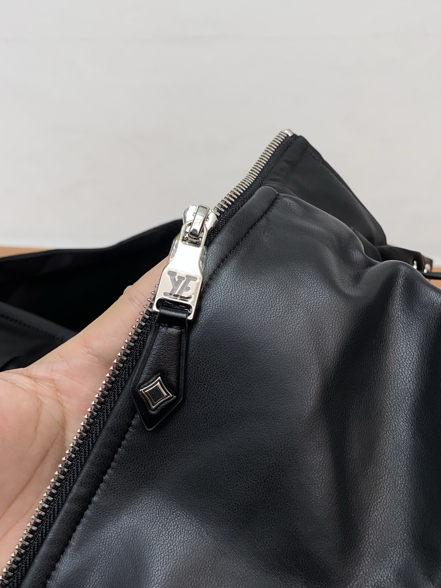 1v路易威登 独家专供秋冬2025SS新款针织拼接真皮羽绒服 香港贸易公司货，纯正洋行渠道，同步官网发售