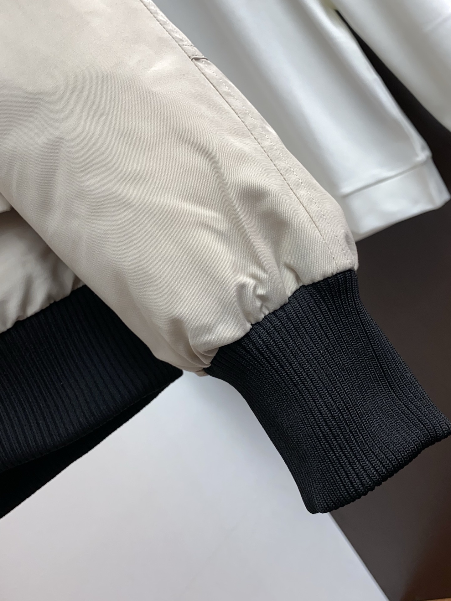 大鹅 25秋冬男士时尚羽绒服 轻奢时尚休闲风格，轻盈保暖柔软！低调系列时尚百搭，就是有型！香港贸易订单款