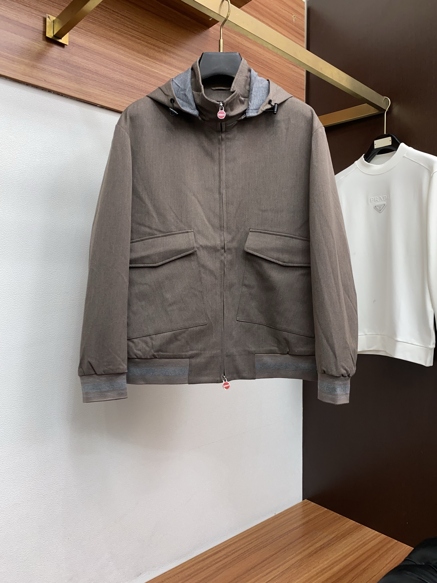 kiton 2025新款连帽夹克夹克外套 简约而利落设计便足以吸引你的目光。不仅为整体造型增添了一份干练