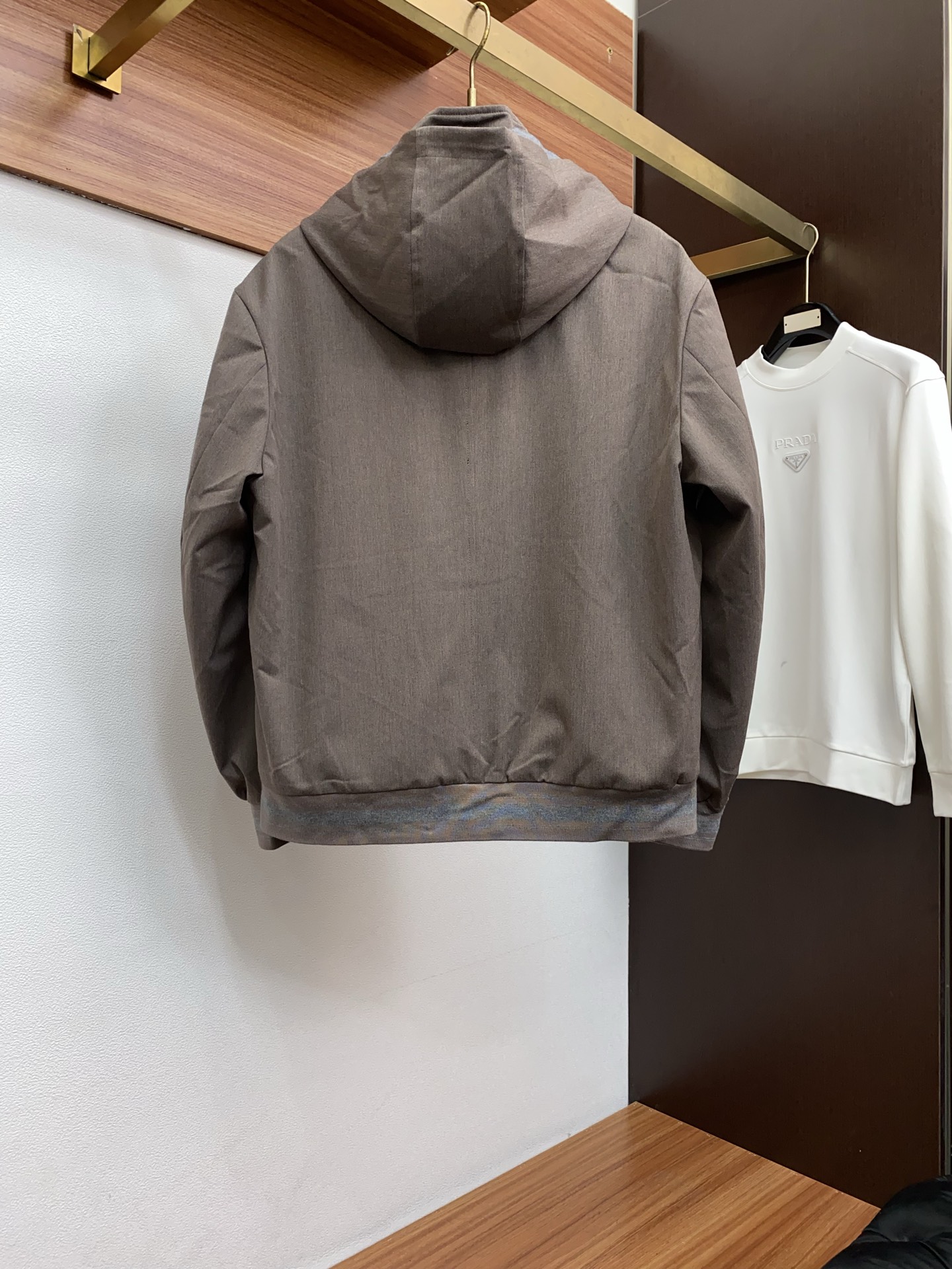 kiton 2025新款连帽夹克夹克外套 简约而利落设计便足以吸引你的目光。不仅为整体造型增添了一份干练