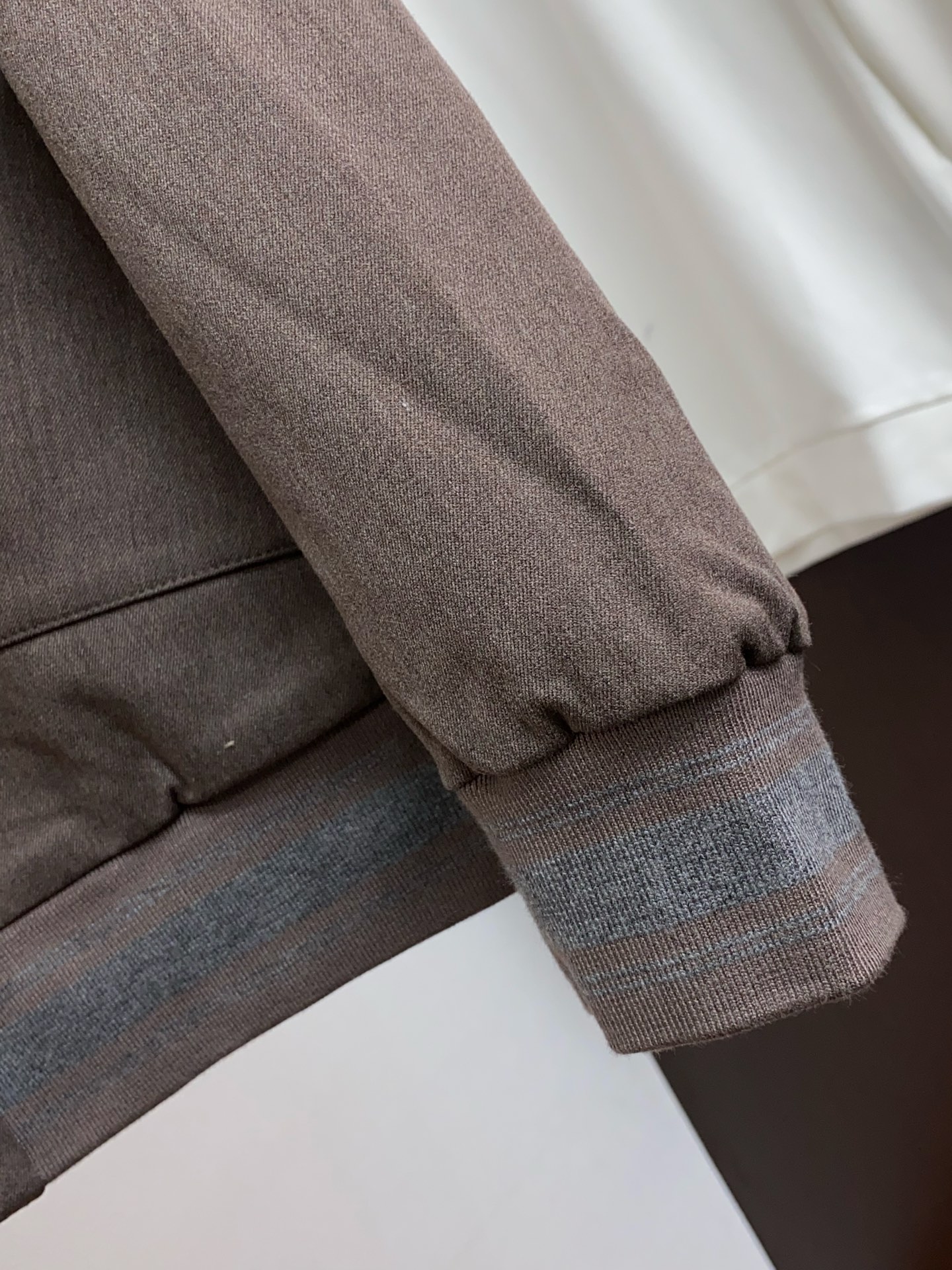 kiton 2025新款连帽夹克夹克外套 简约而利落设计便足以吸引你的目光。不仅为整体造型增添了一份干练