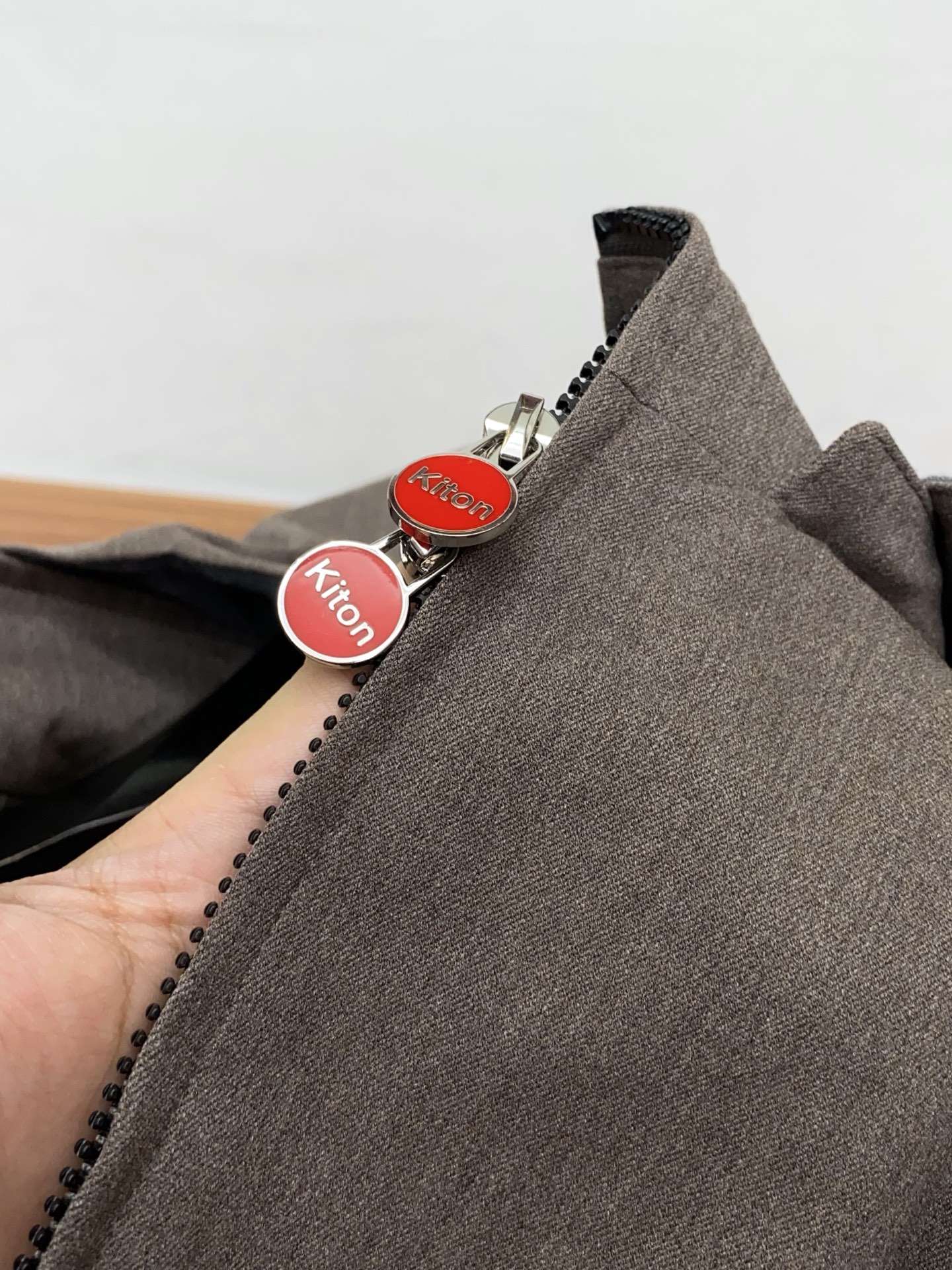 kiton 2025新款连帽夹克夹克外套 简约而利落设计便足以吸引你的目光。不仅为整体造型增添了一份干练