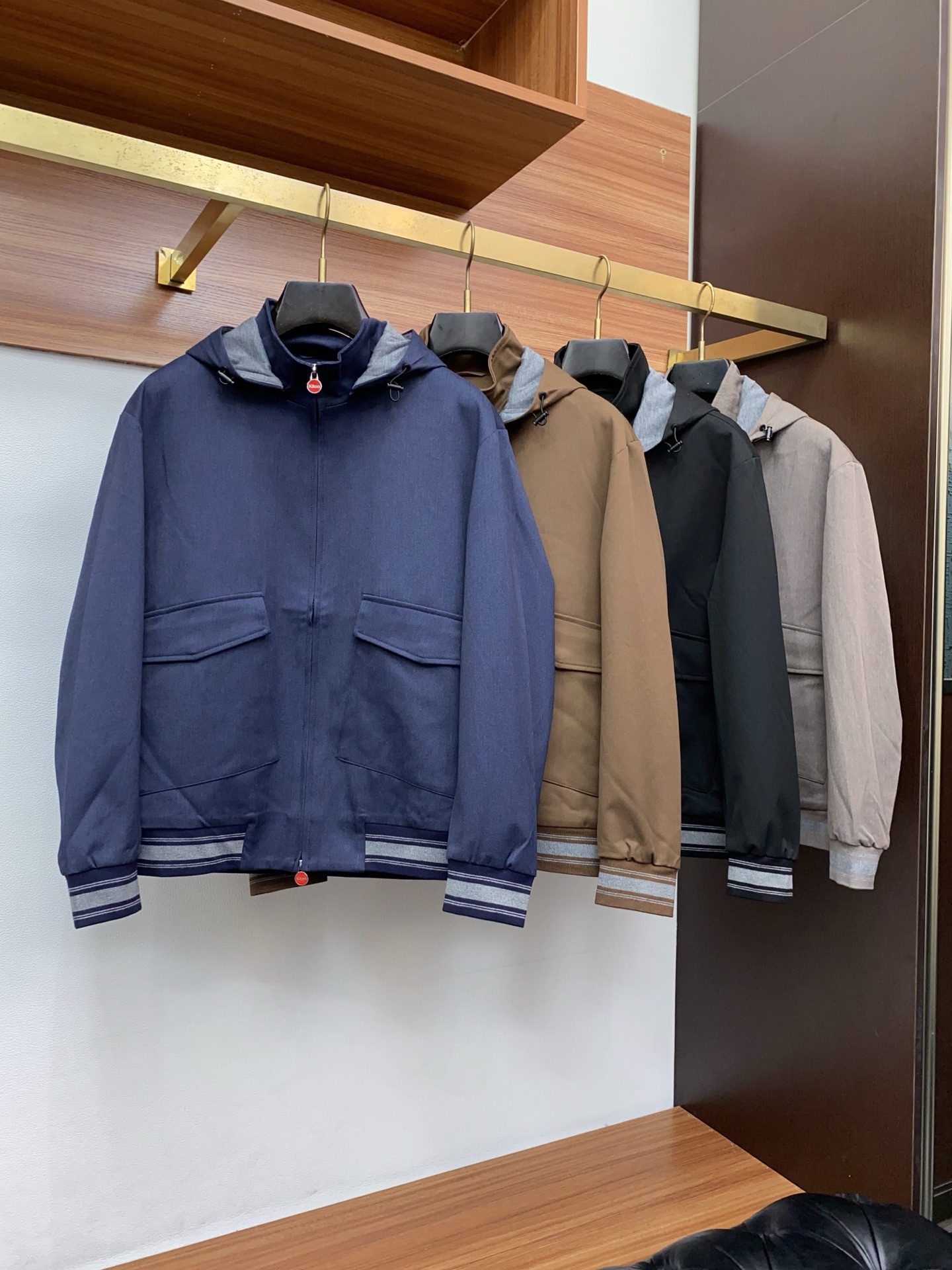 kiton 2025新款连帽夹克夹克外套 简约而利落设计便足以吸引你的目光。不仅为整体造型增添了一份干练