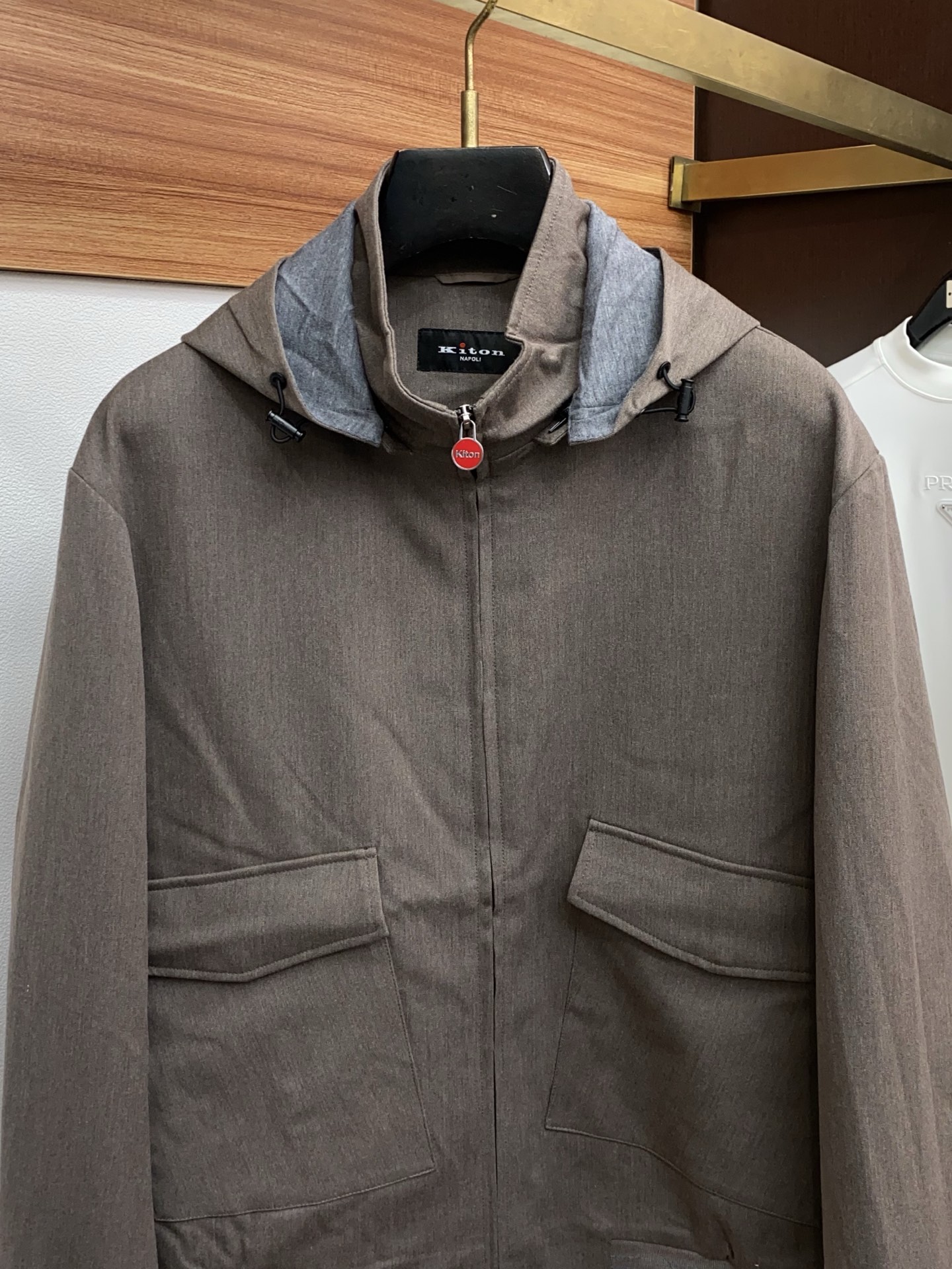 kiton 2025新款连帽夹克夹克外套 简约而利落设计便足以吸引你的目光。不仅为整体造型增添了一份干练