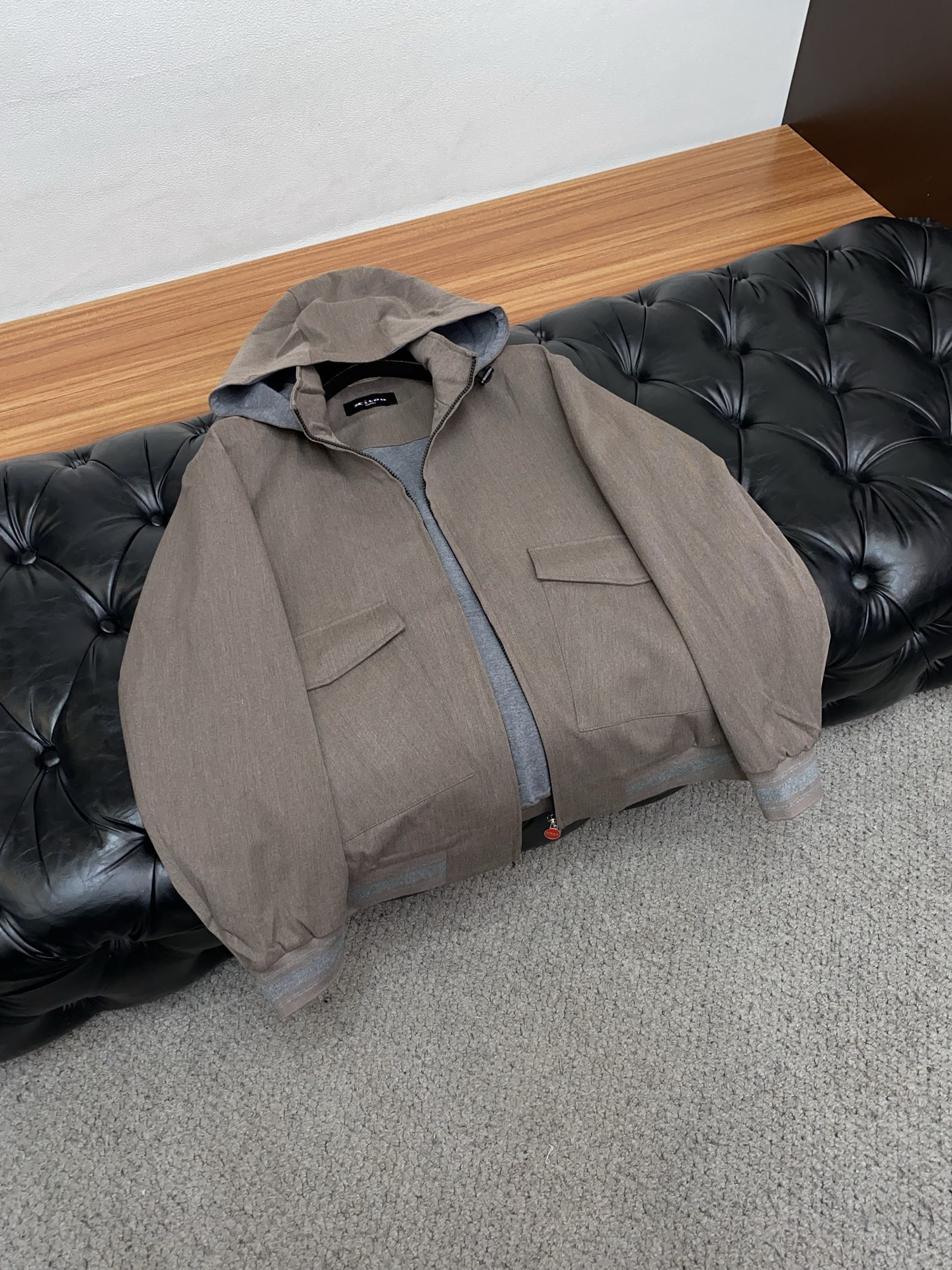 kiton 2025新款连帽夹克夹克外套 简约而利落设计便足以吸引你的目光。不仅为整体造型增添了一份干练