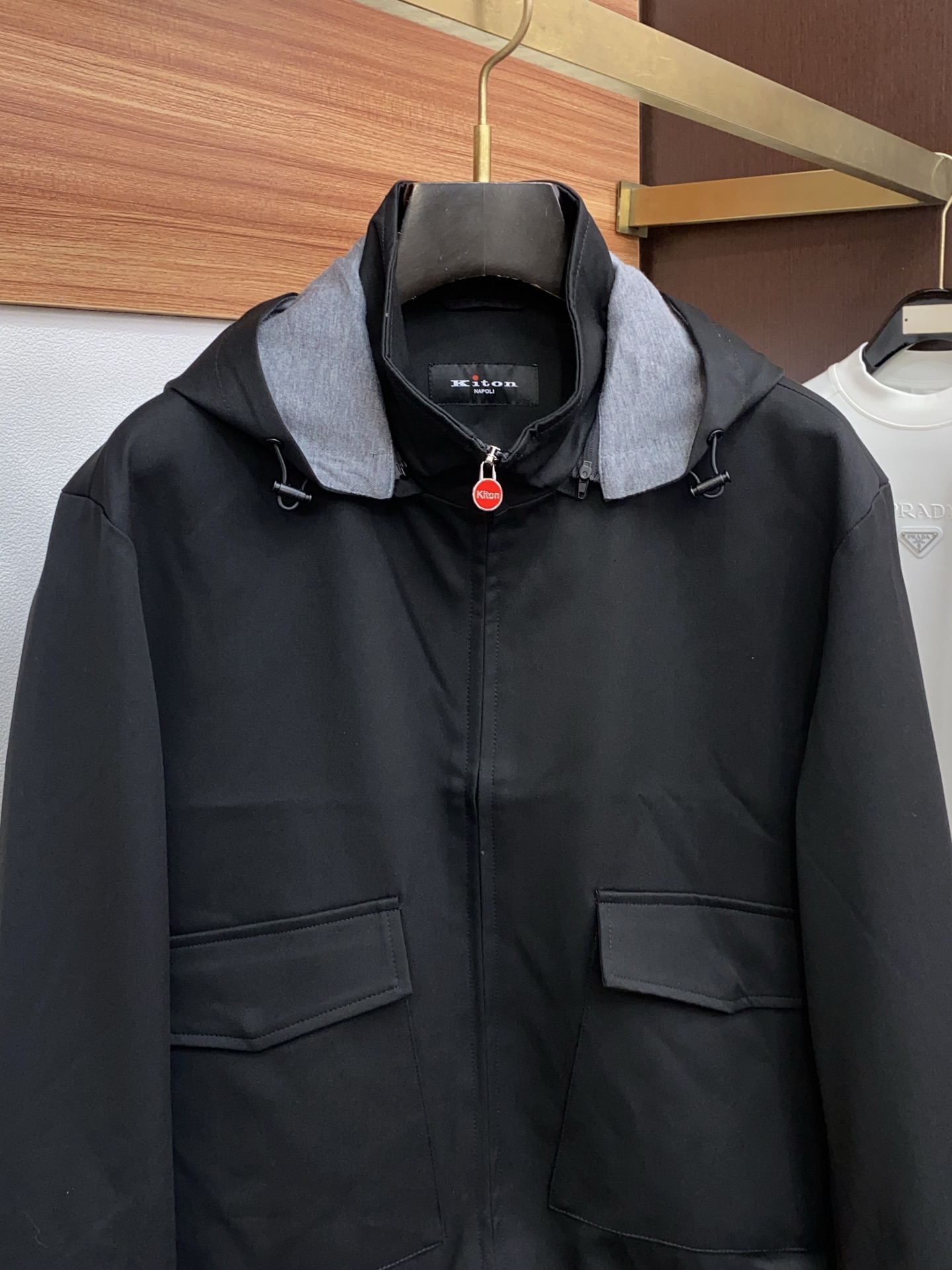 kiton 2025新款连帽夹克夹克外套 简约而利落设计便足以吸引你的目光。不仅为整体造型增添了一份干练
