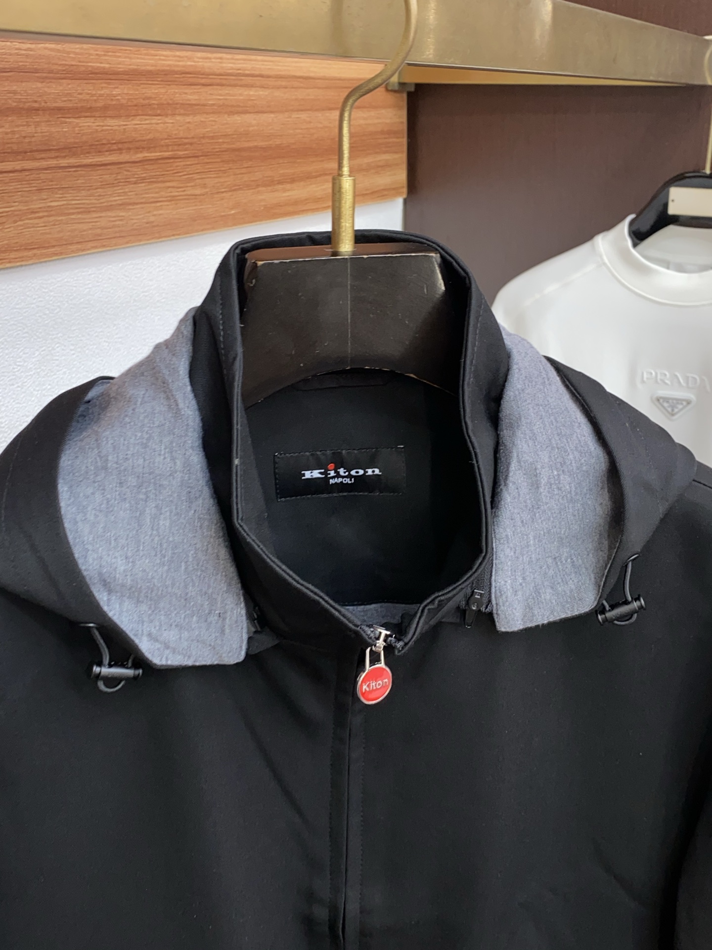 kiton 2025新款连帽夹克夹克外套 简约而利落设计便足以吸引你的目光。不仅为整体造型增添了一份干练