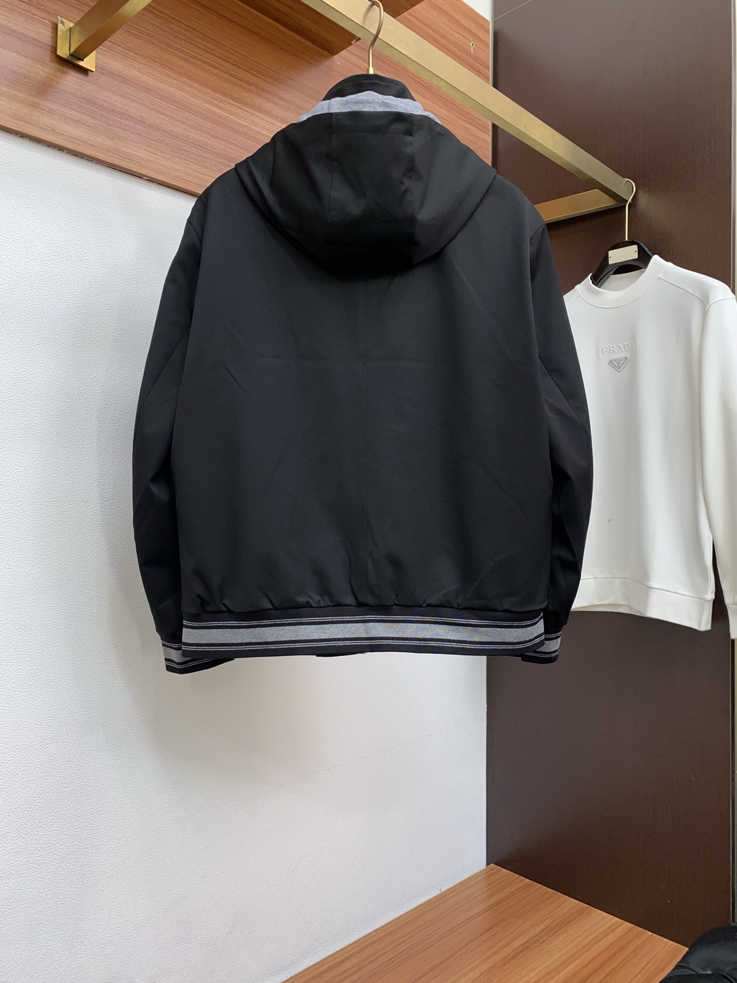 kiton 2025新款连帽夹克夹克外套 简约而利落设计便足以吸引你的目光。不仅为整体造型增添了一份干练