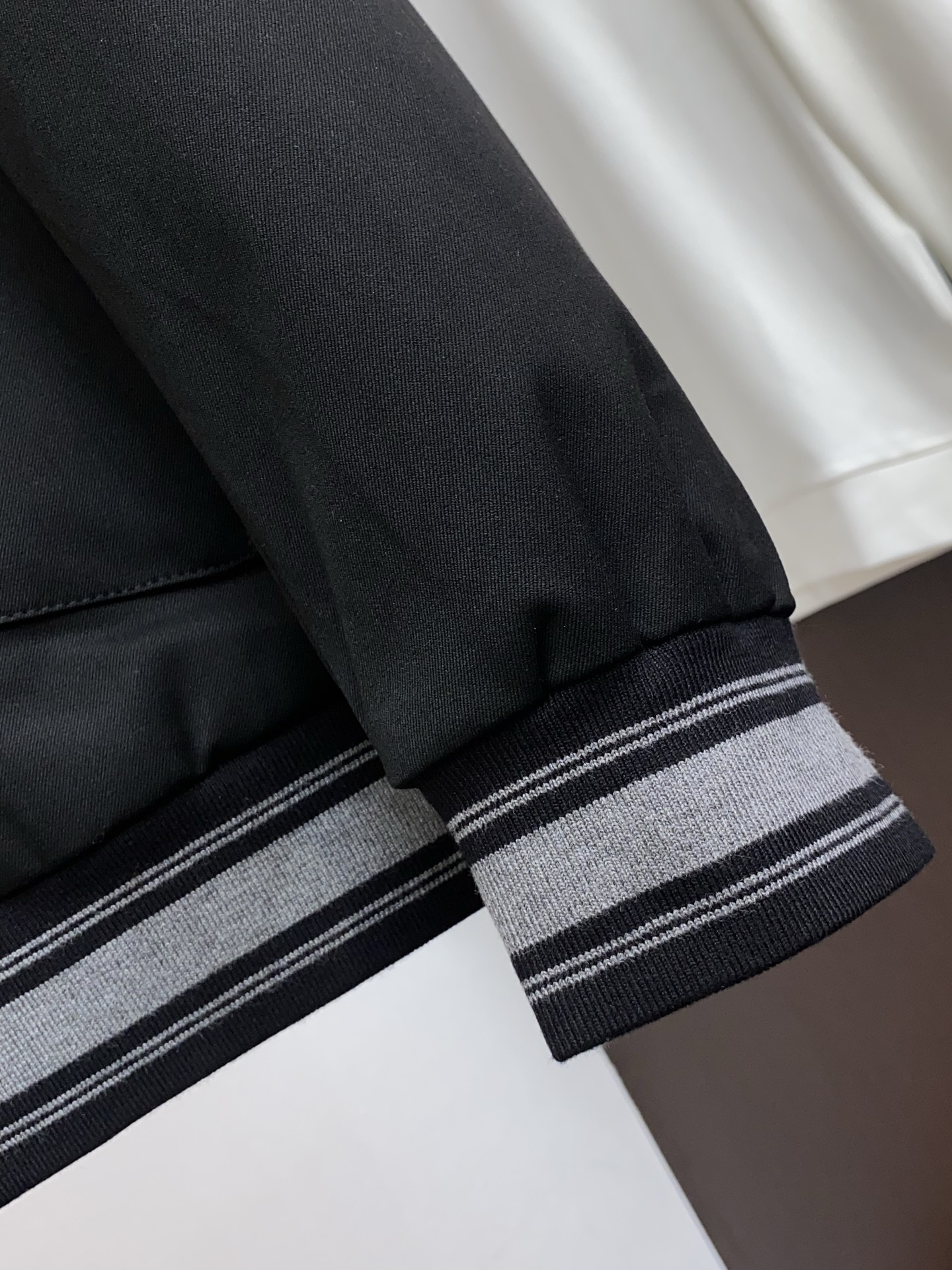 kiton 2025新款连帽夹克夹克外套 简约而利落设计便足以吸引你的目光。不仅为整体造型增添了一份干练