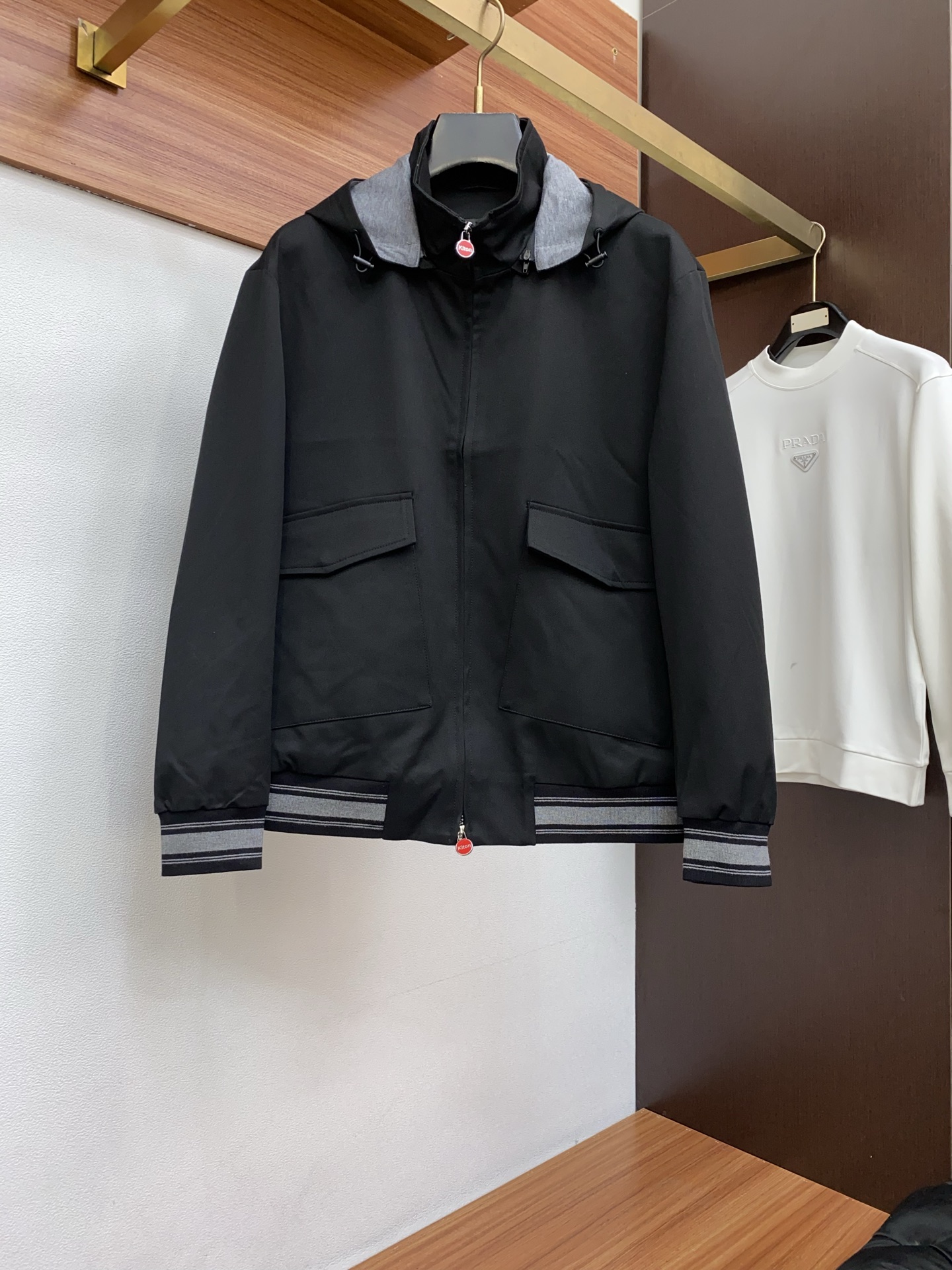 kiton 2025新款连帽夹克夹克外套 简约而利落设计便足以吸引你的目光。不仅为整体造型增添了一份干练