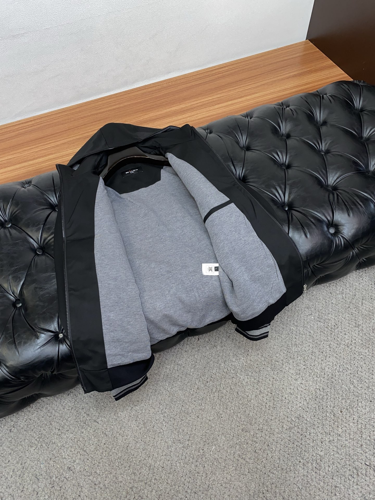 kiton 2025新款连帽夹克夹克外套 简约而利落设计便足以吸引你的目光。不仅为整体造型增添了一份干练