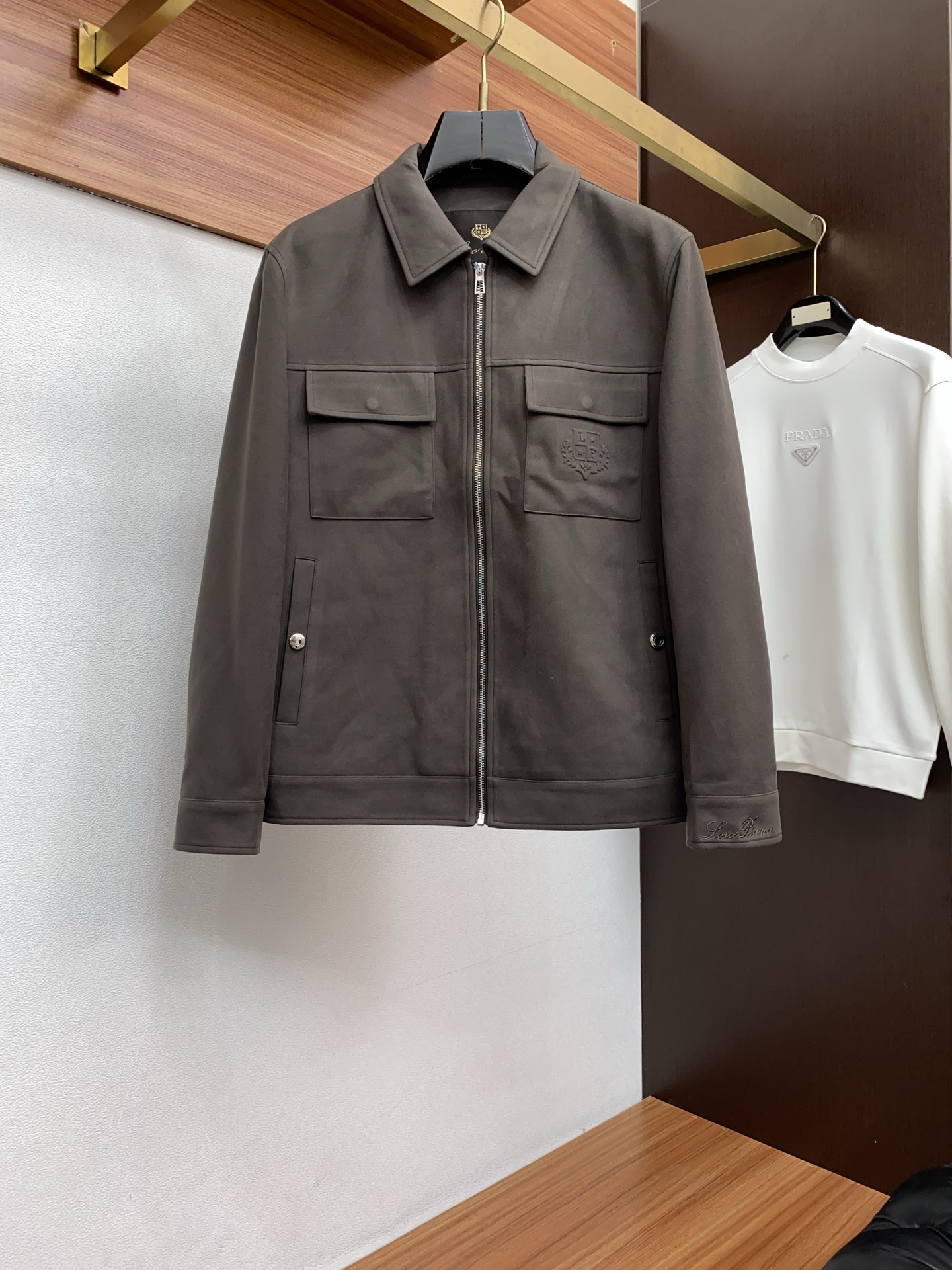 lp🆕 诺悠翩雅 2025新款行政翻领夹克夹克外套 简约而利落设计便足以吸引你的目光。不仅为整体造型增添