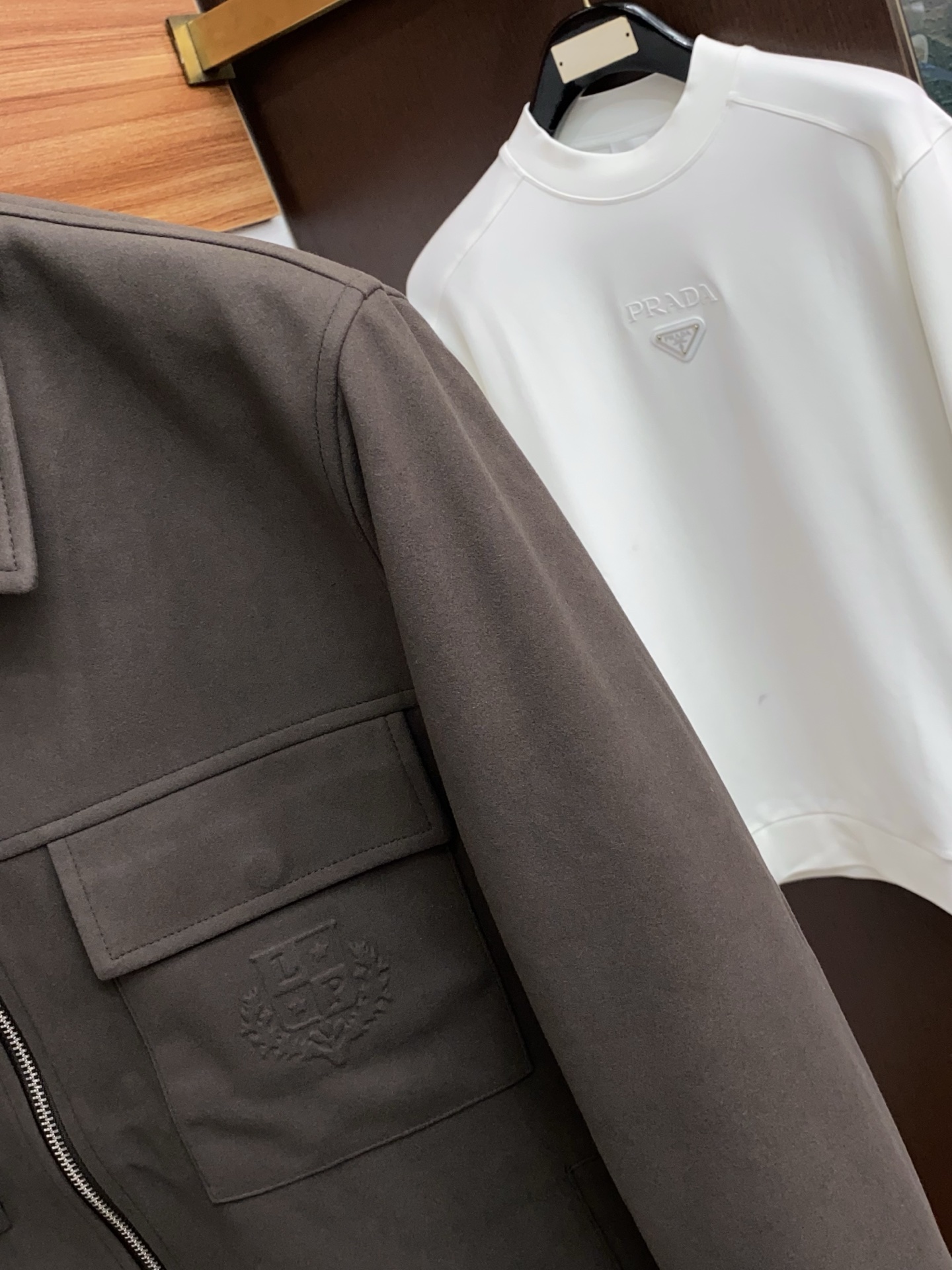 lp🆕 诺悠翩雅 2025新款行政翻领夹克夹克外套 简约而利落设计便足以吸引你的目光。不仅为整体造型增添