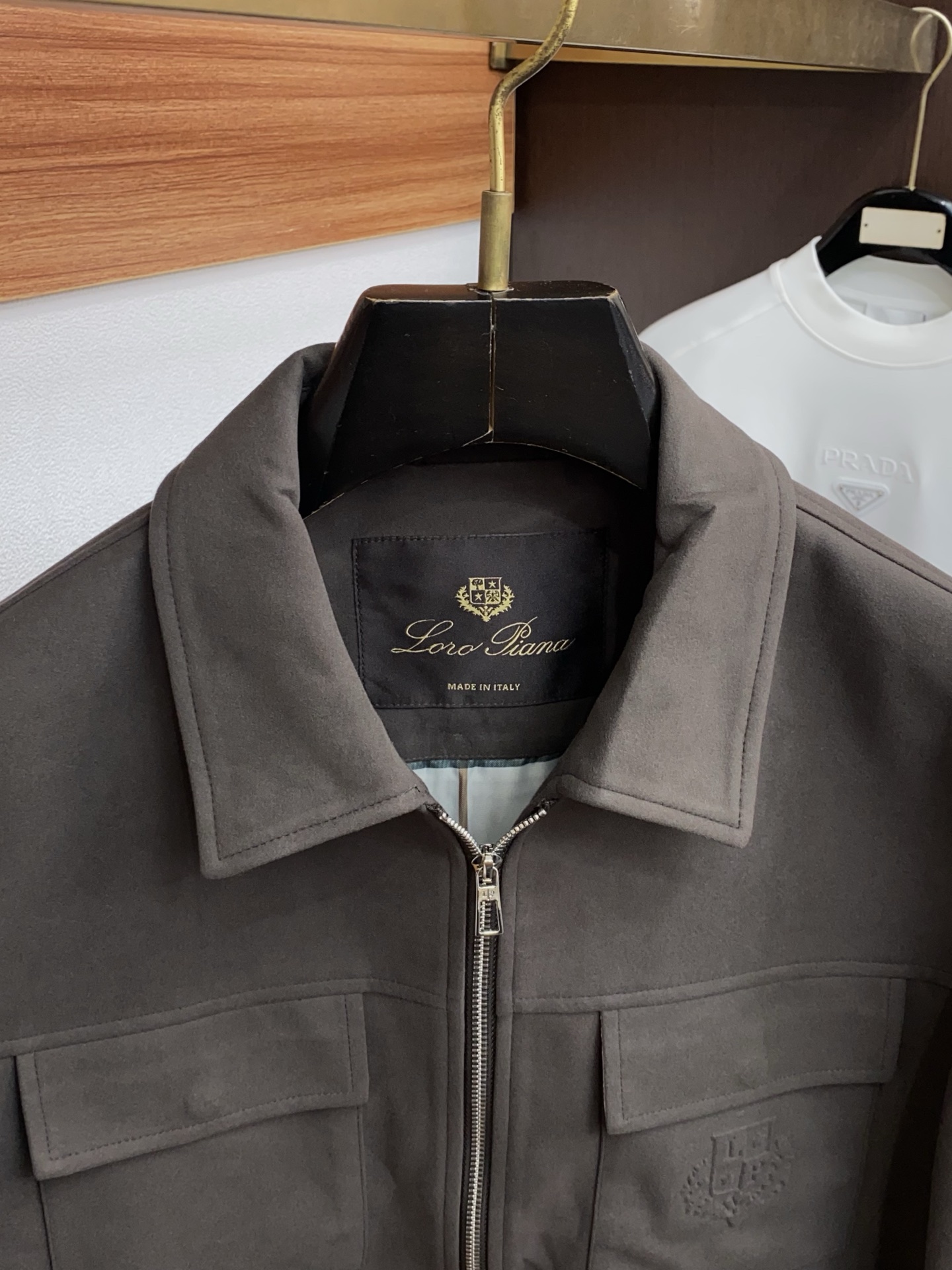 lp🆕 诺悠翩雅 2025新款行政翻领夹克夹克外套 简约而利落设计便足以吸引你的目光。不仅为整体造型增添