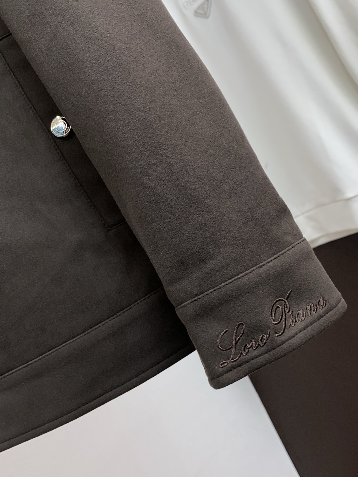 lp🆕 诺悠翩雅 2025新款行政翻领夹克夹克外套 简约而利落设计便足以吸引你的目光。不仅为整体造型增添