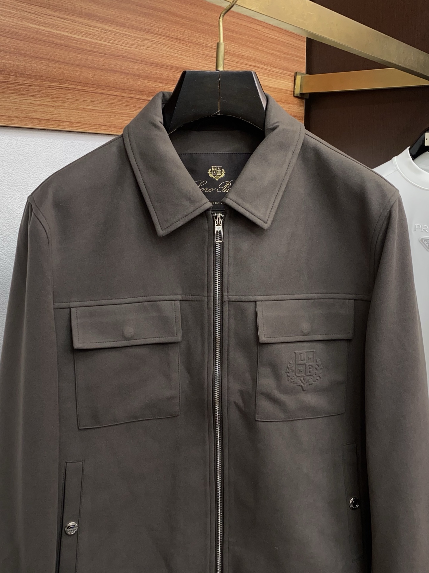 lp🆕 诺悠翩雅 2025新款行政翻领夹克夹克外套 简约而利落设计便足以吸引你的目光。不仅为整体造型增添