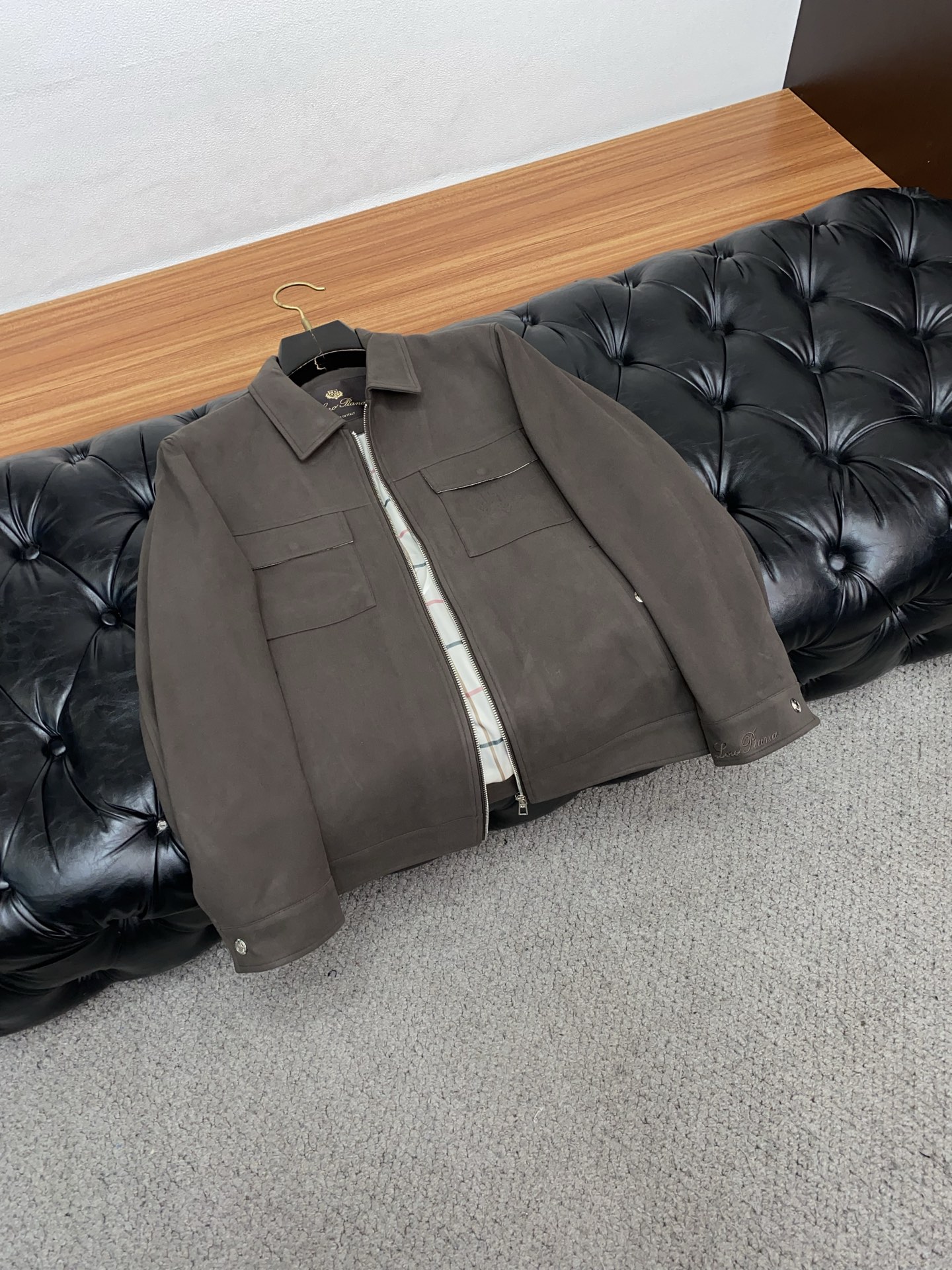 lp🆕 诺悠翩雅 2025新款行政翻领夹克夹克外套 简约而利落设计便足以吸引你的目光。不仅为整体造型增添