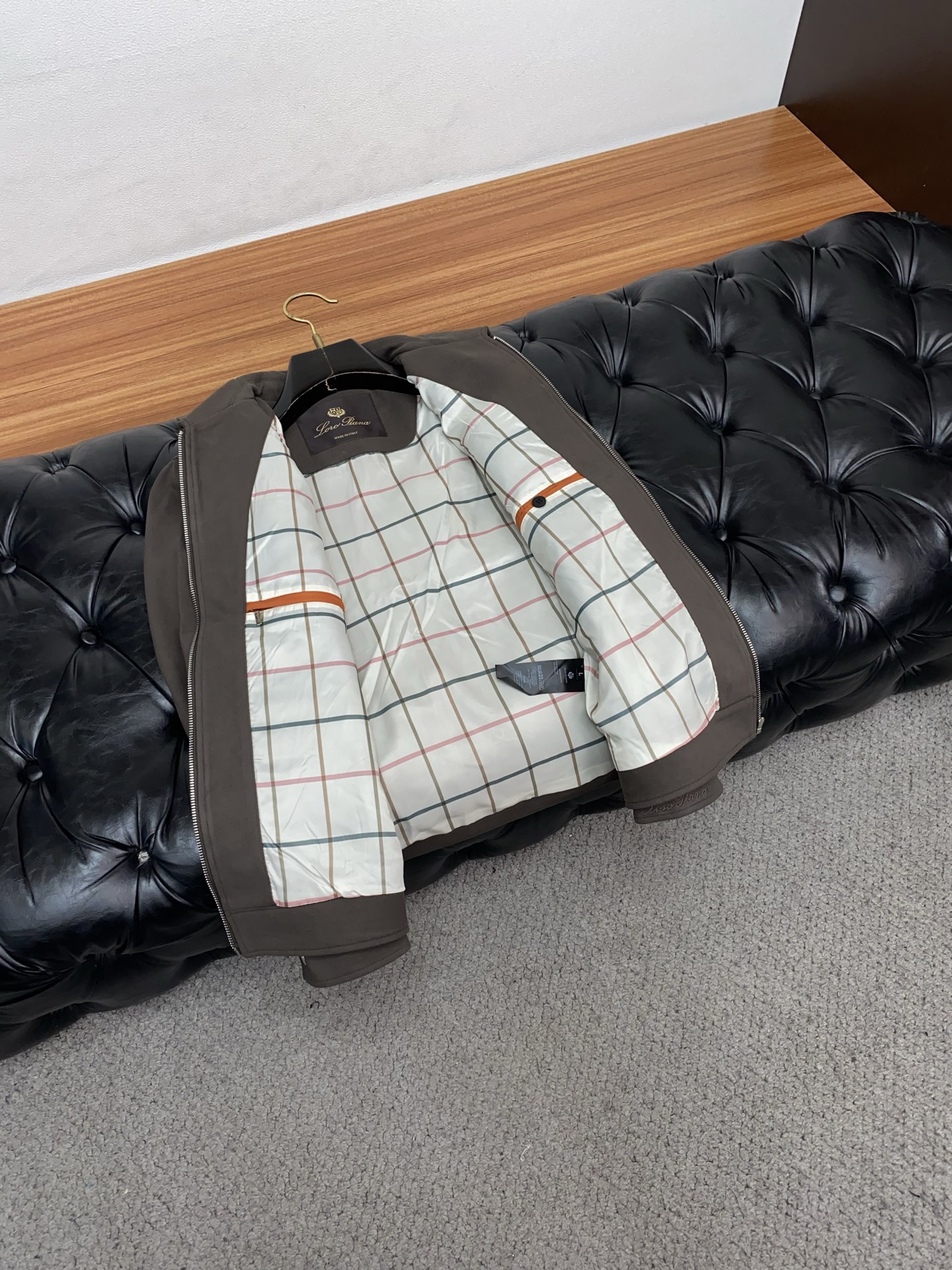 lp🆕 诺悠翩雅 2025新款行政翻领夹克夹克外套 简约而利落设计便足以吸引你的目光。不仅为整体造型增添