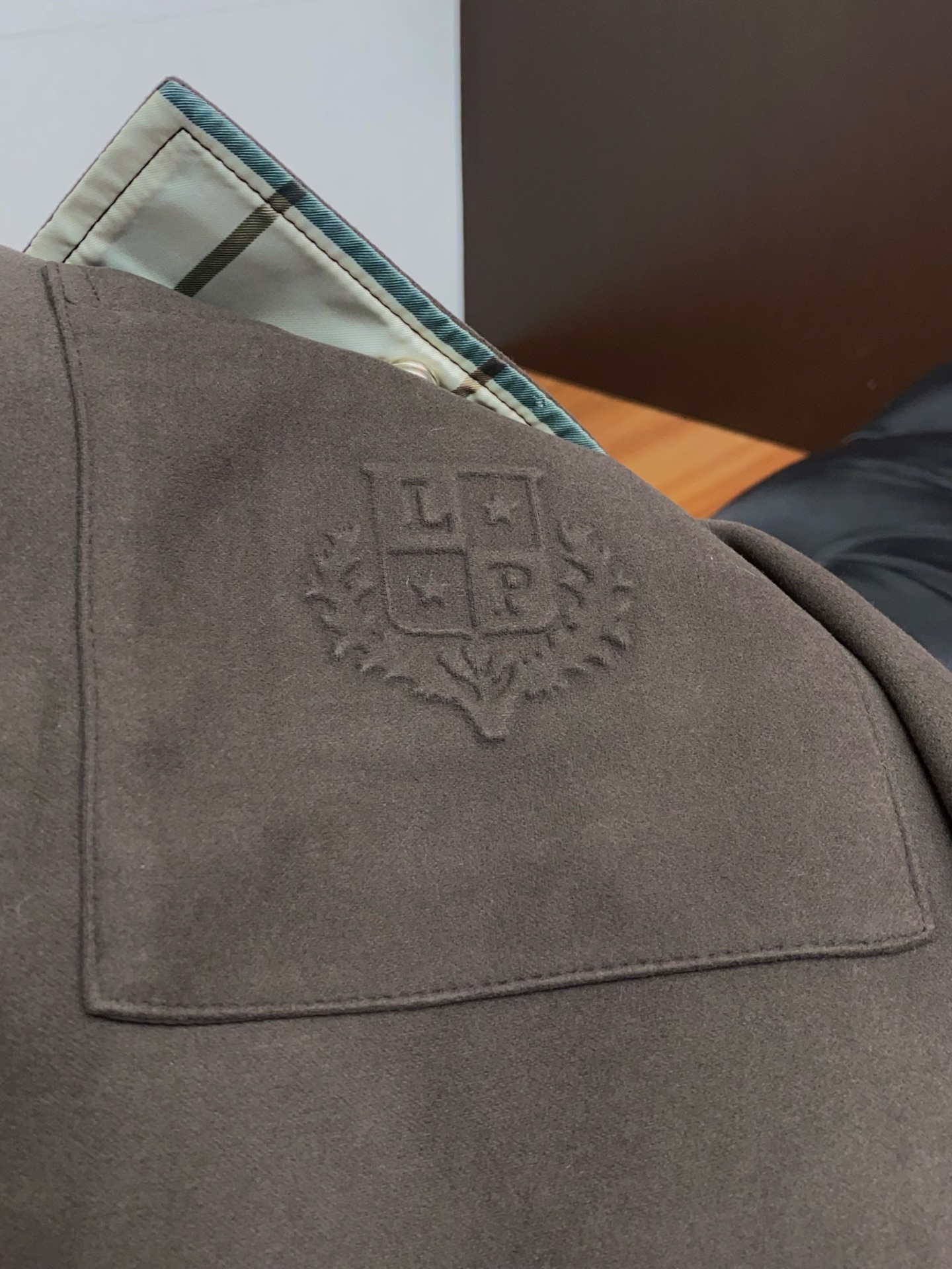 lp🆕 诺悠翩雅 2025新款行政翻领夹克夹克外套 简约而利落设计便足以吸引你的目光。不仅为整体造型增添