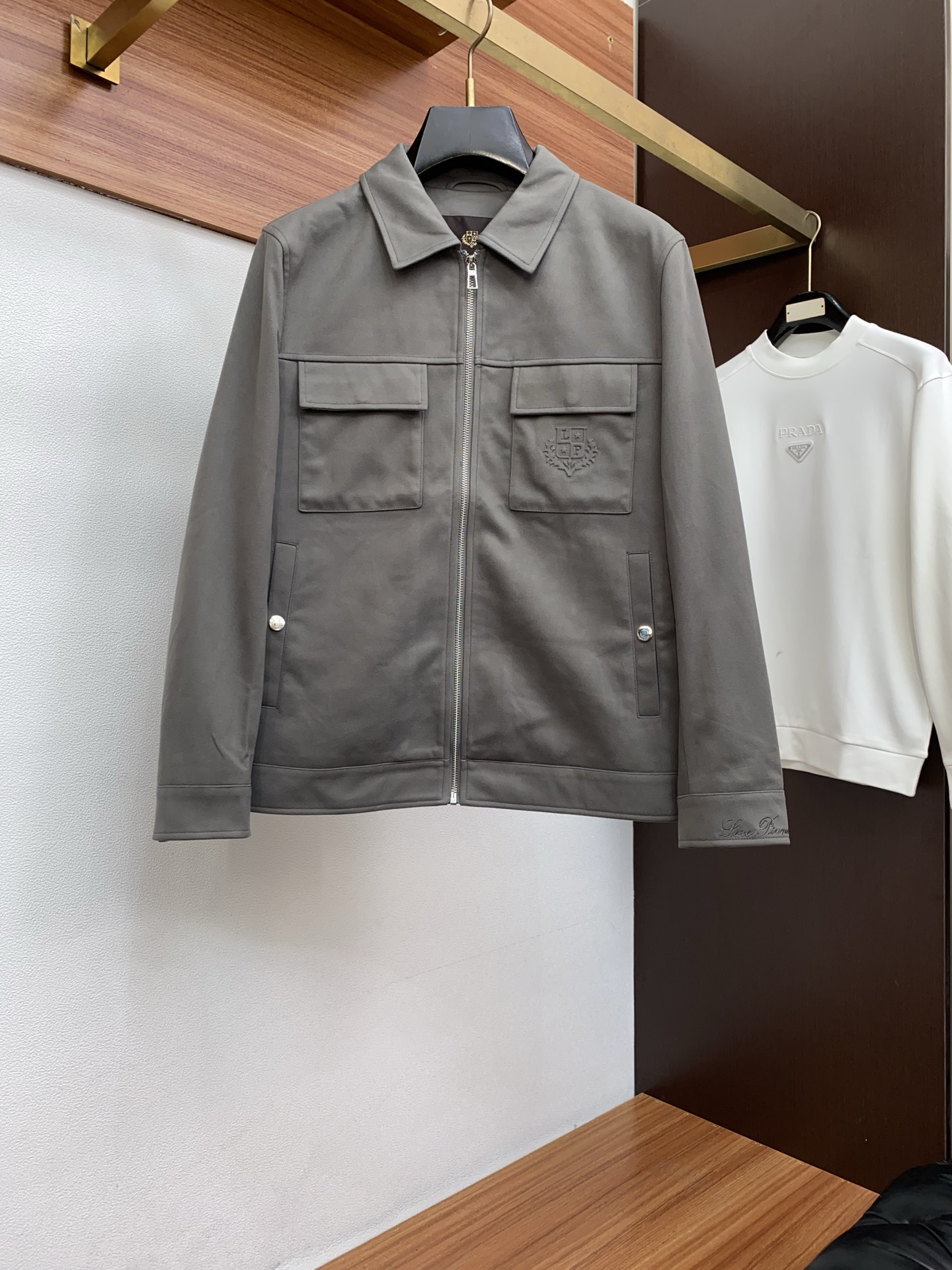 lp🆕 诺悠翩雅 2025新款行政翻领夹克夹克外套 简约而利落设计便足以吸引你的目光。不仅为整体造型增添