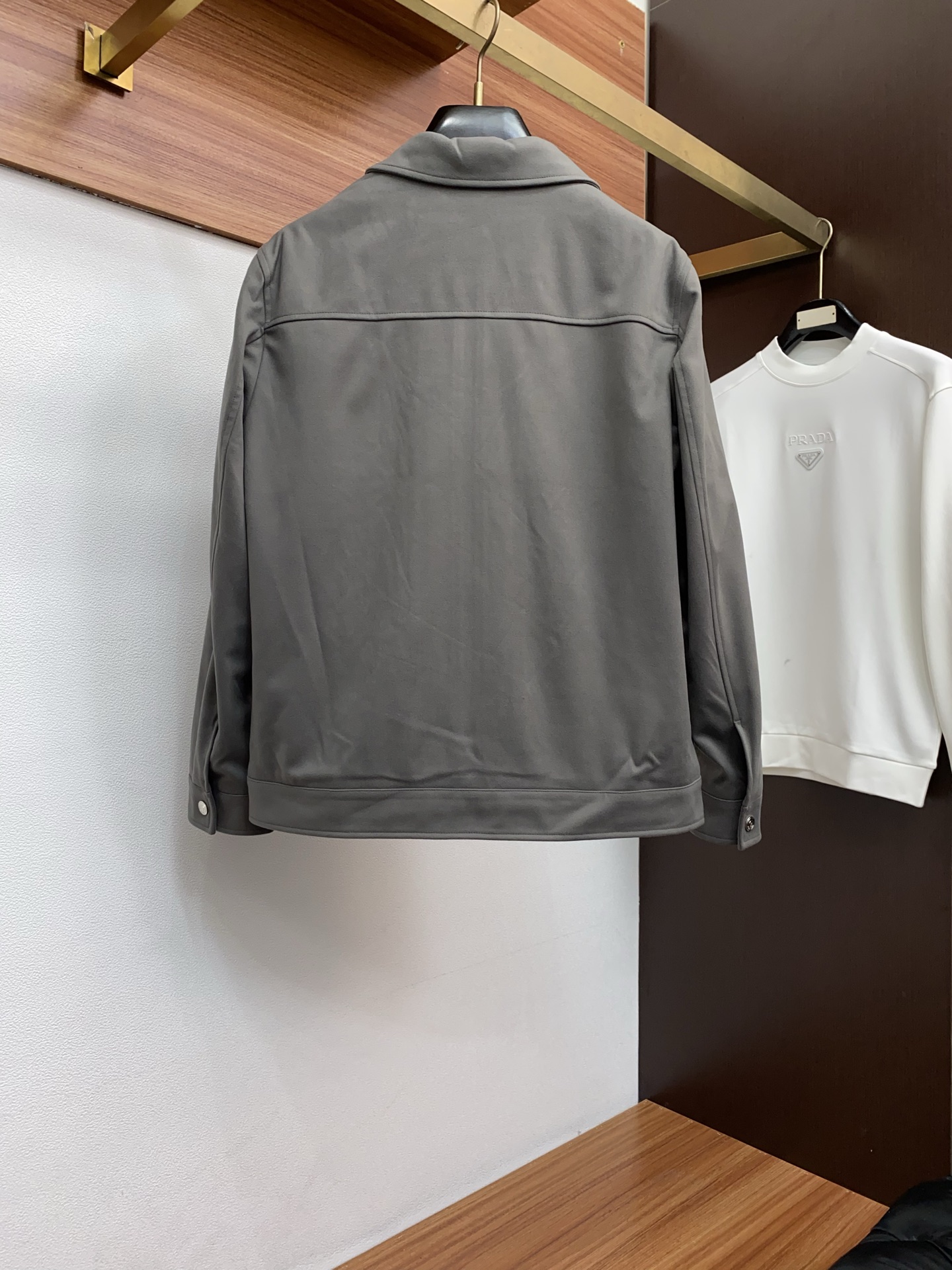 lp🆕 诺悠翩雅 2025新款行政翻领夹克夹克外套 简约而利落设计便足以吸引你的目光。不仅为整体造型增添