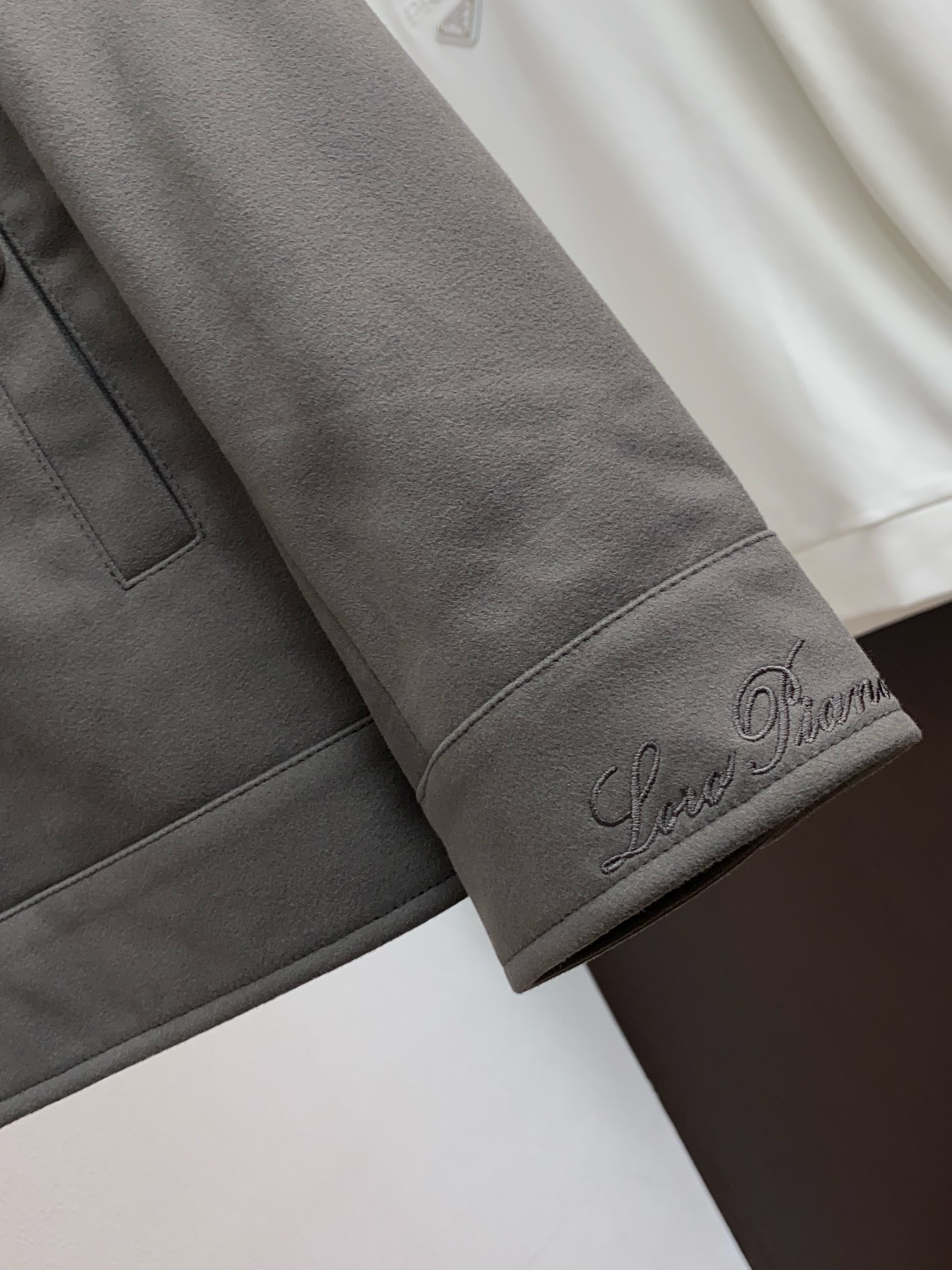 lp🆕 诺悠翩雅 2025新款行政翻领夹克夹克外套 简约而利落设计便足以吸引你的目光。不仅为整体造型增添