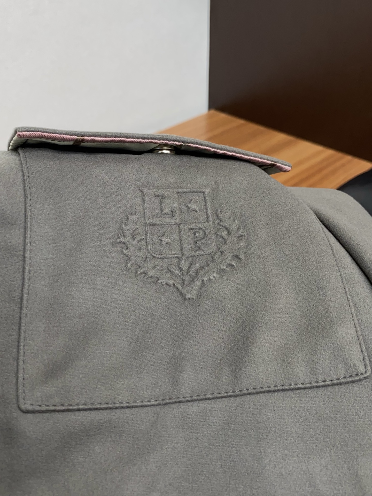 lp🆕 诺悠翩雅 2025新款行政翻领夹克夹克外套 简约而利落设计便足以吸引你的目光。不仅为整体造型增添