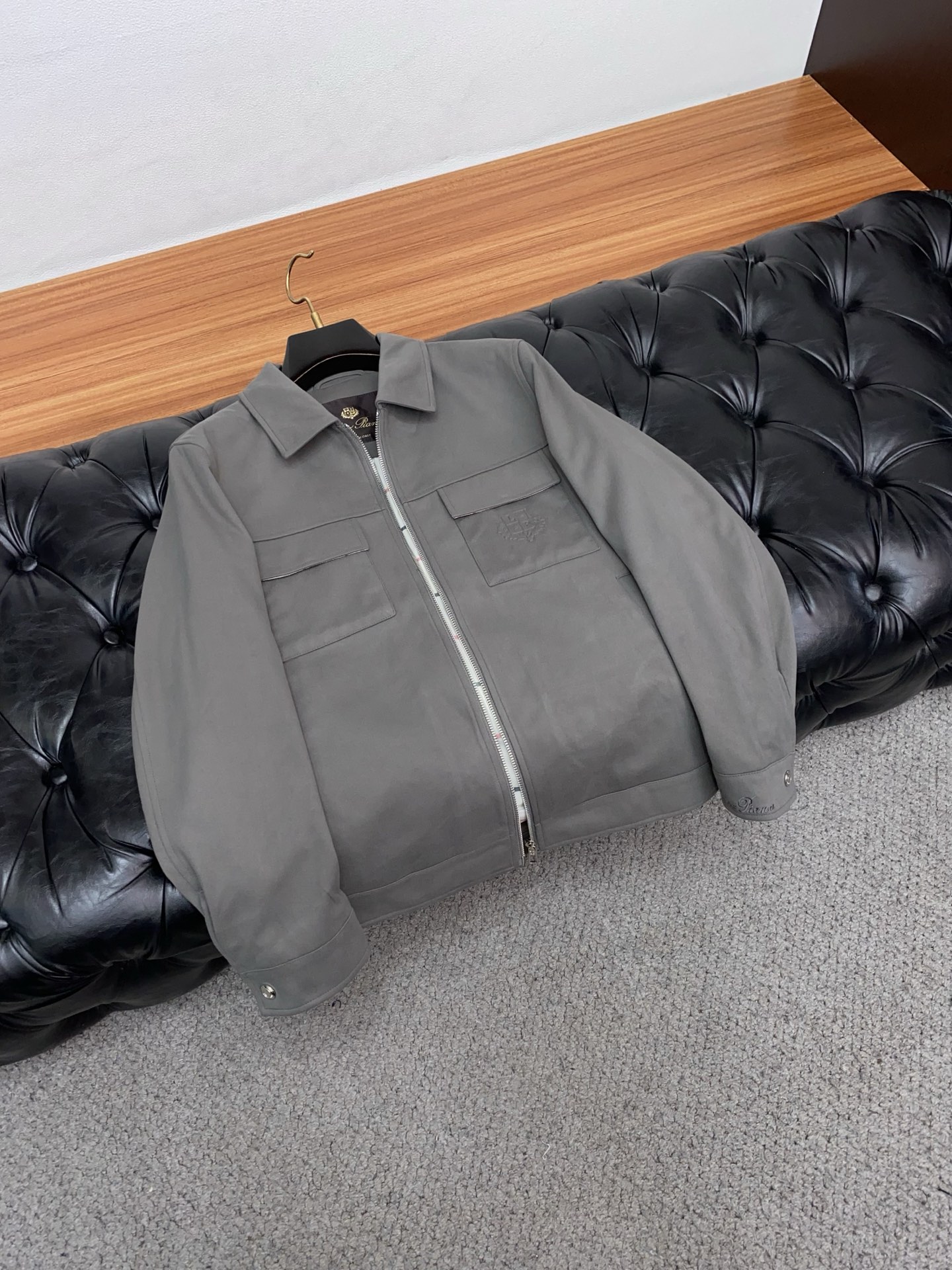 lp🆕 诺悠翩雅 2025新款行政翻领夹克夹克外套 简约而利落设计便足以吸引你的目光。不仅为整体造型增添