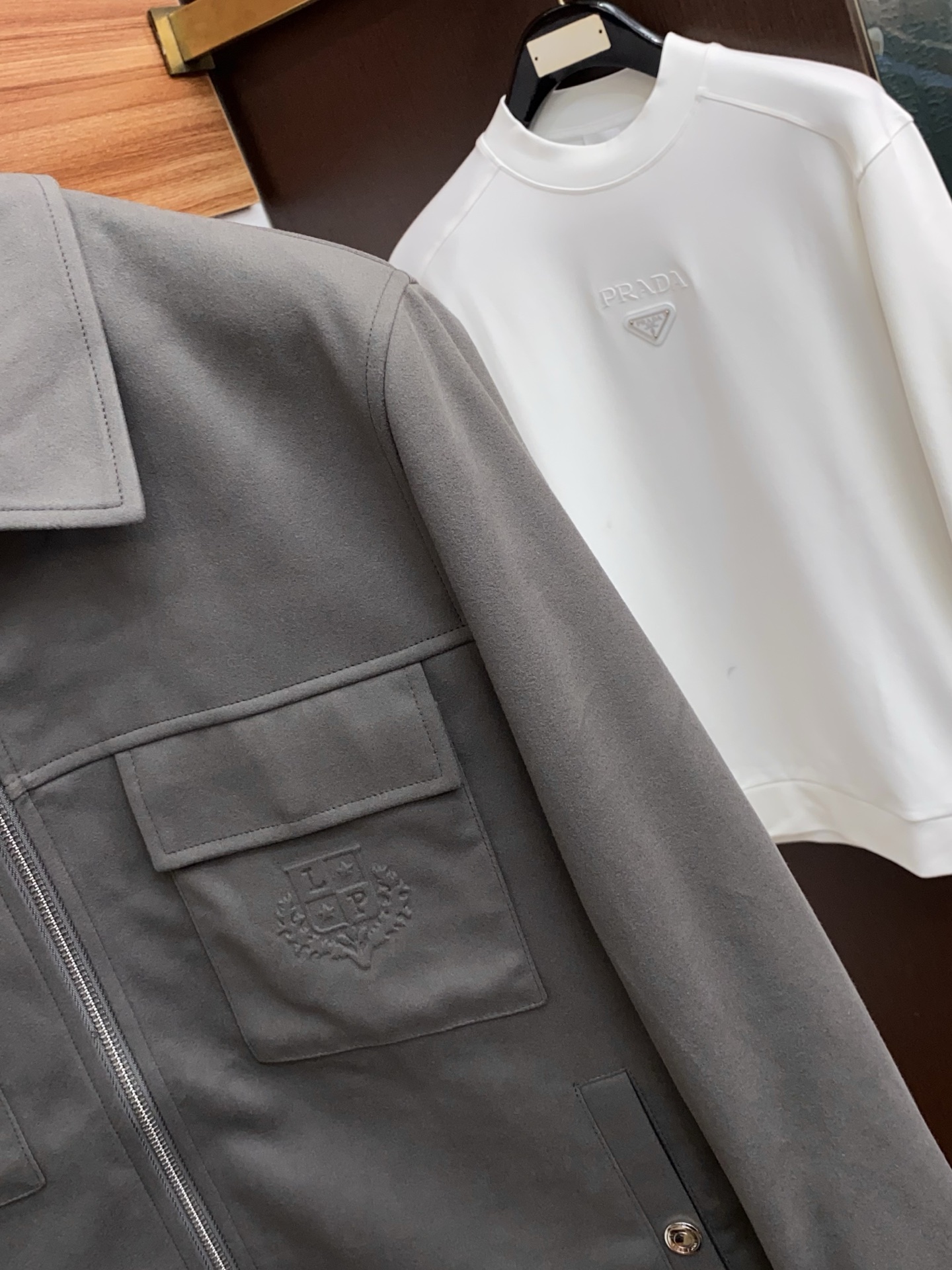 lp🆕 诺悠翩雅 2025新款行政翻领夹克夹克外套 简约而利落设计便足以吸引你的目光。不仅为整体造型增添