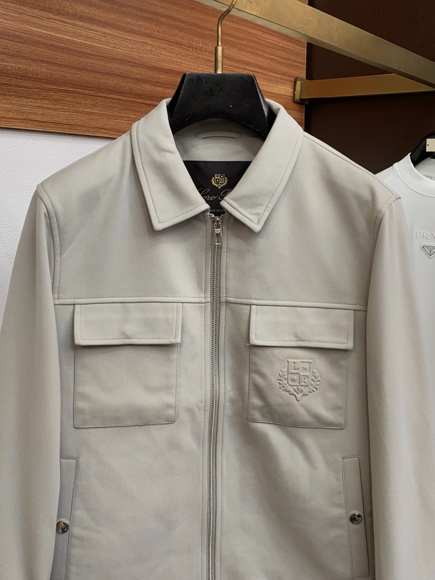 lp🆕 诺悠翩雅 2025新款行政翻领夹克夹克外套 简约而利落设计便足以吸引你的目光。不仅为整体造型增添