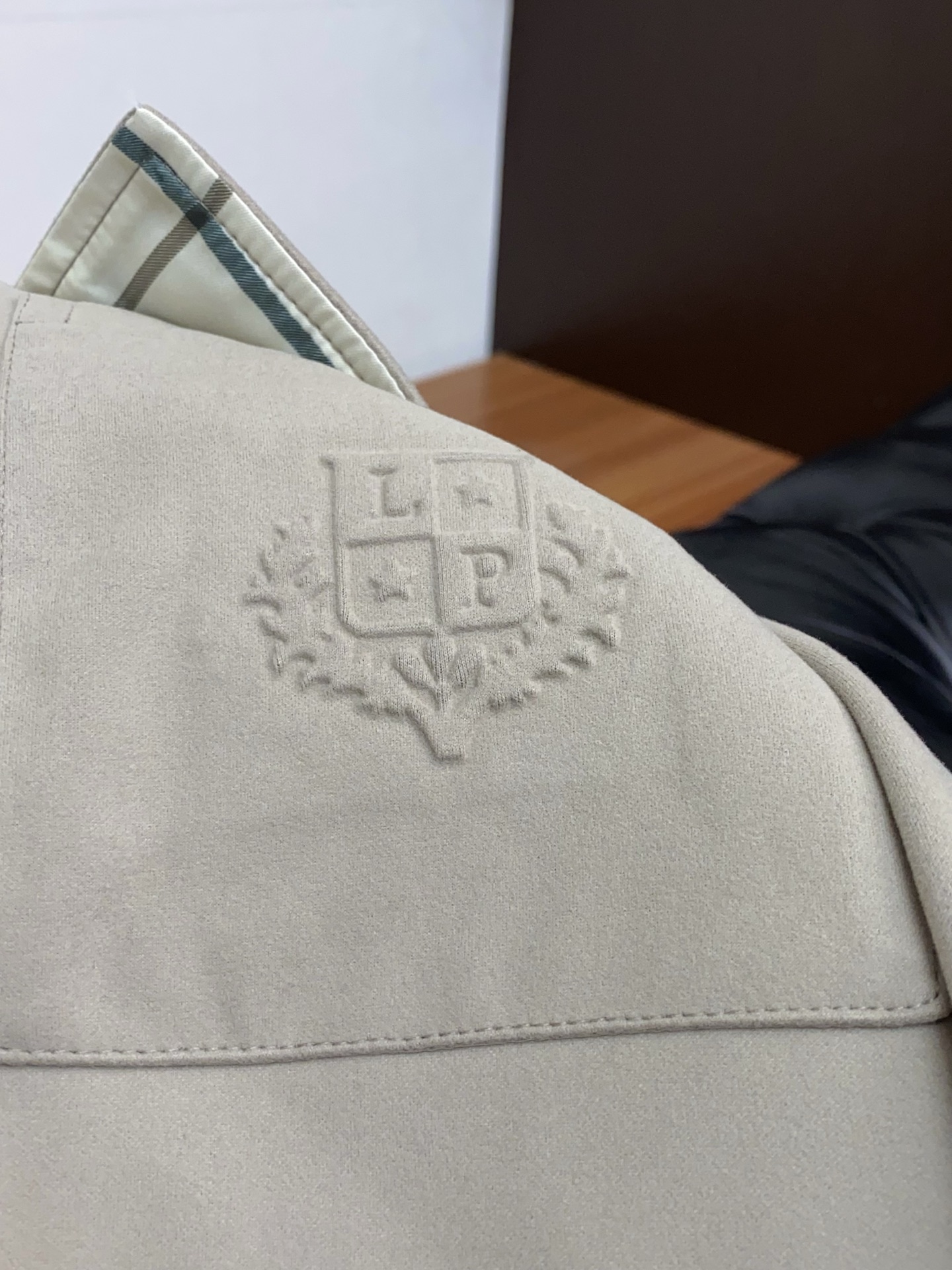 lp🆕 诺悠翩雅 2025新款行政翻领夹克夹克外套 简约而利落设计便足以吸引你的目光。不仅为整体造型增添