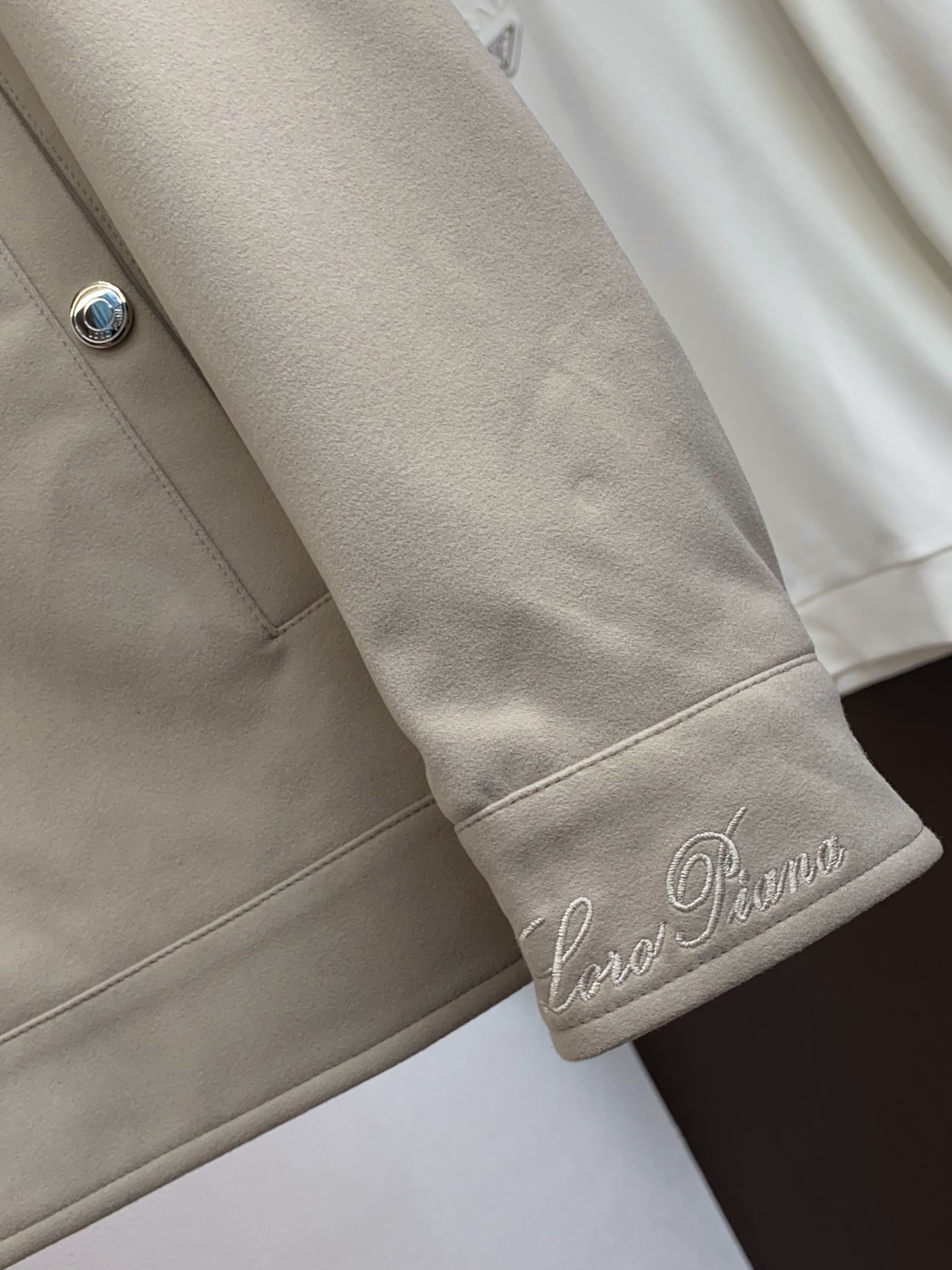 lp🆕 诺悠翩雅 2025新款行政翻领夹克夹克外套 简约而利落设计便足以吸引你的目光。不仅为整体造型增添