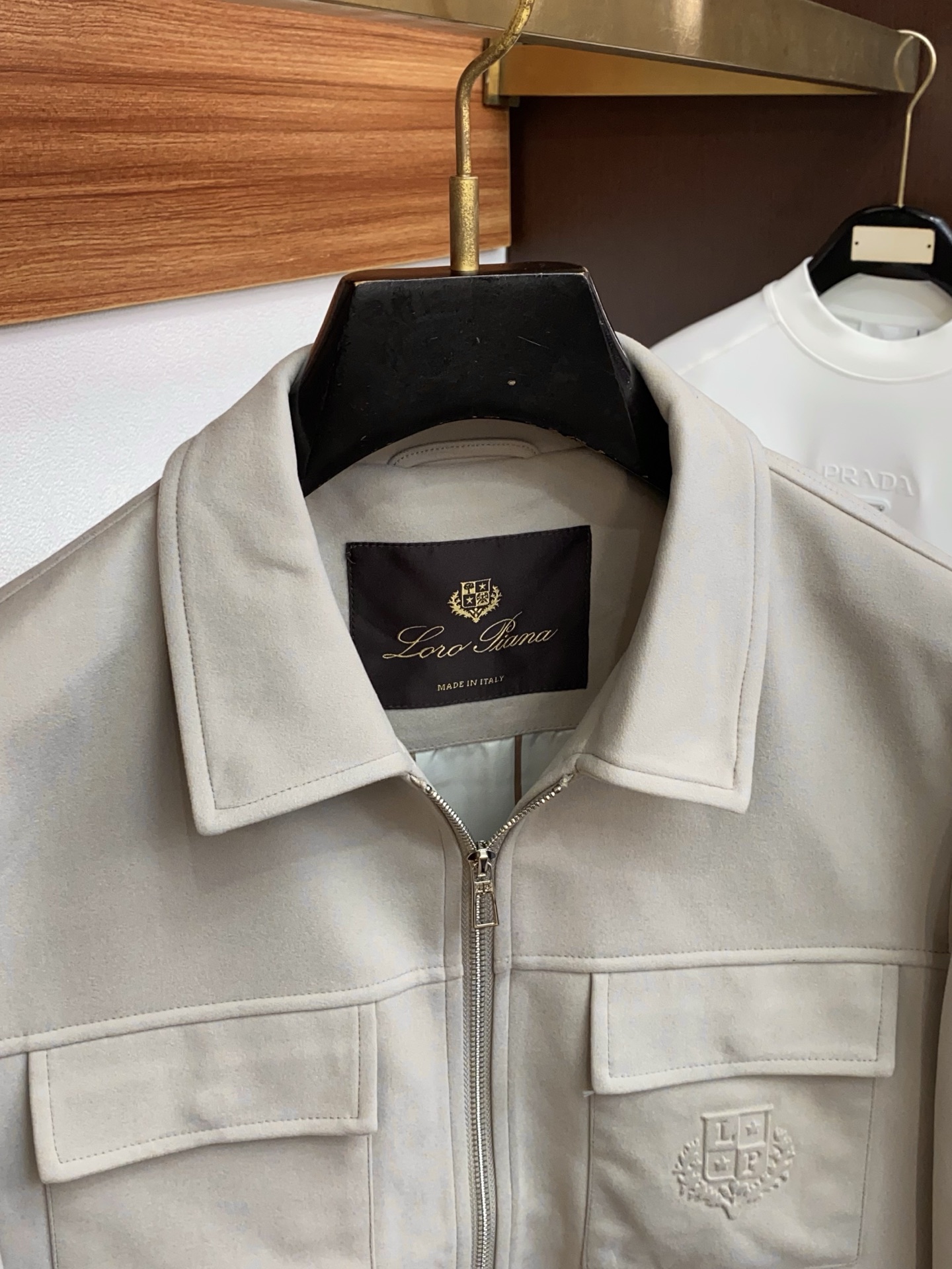 lp🆕 诺悠翩雅 2025新款行政翻领夹克夹克外套 简约而利落设计便足以吸引你的目光。不仅为整体造型增添