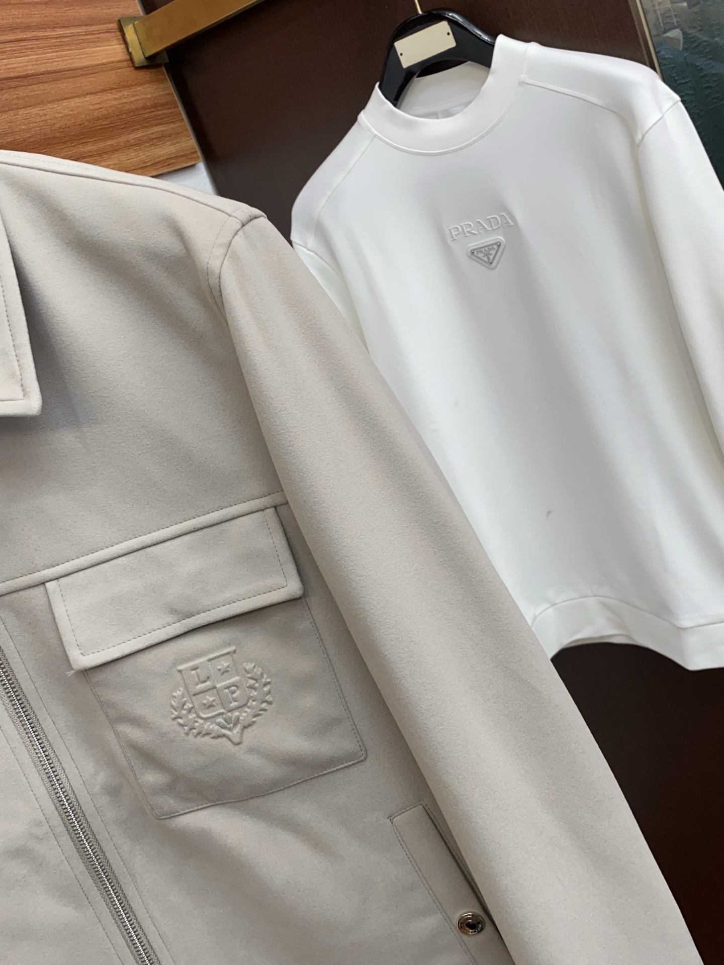 lp🆕 诺悠翩雅 2025新款行政翻领夹克夹克外套 简约而利落设计便足以吸引你的目光。不仅为整体造型增添