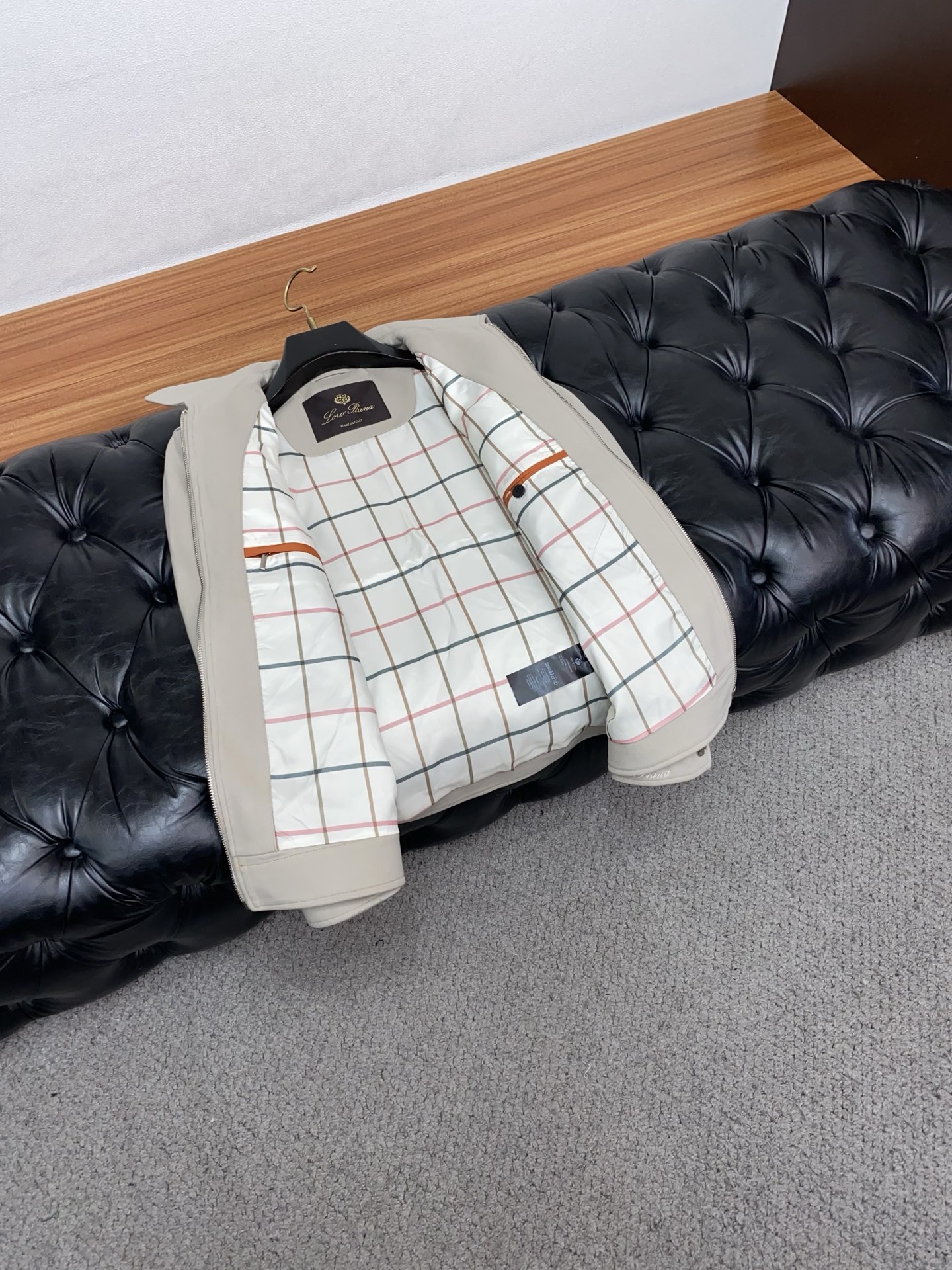 lp🆕 诺悠翩雅 2025新款行政翻领夹克夹克外套 简约而利落设计便足以吸引你的目光。不仅为整体造型增添