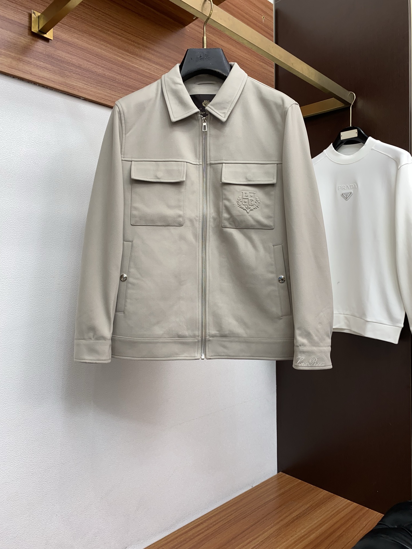 lp🆕 诺悠翩雅 2025新款行政翻领夹克夹克外套 简约而利落设计便足以吸引你的目光。不仅为整体造型增添