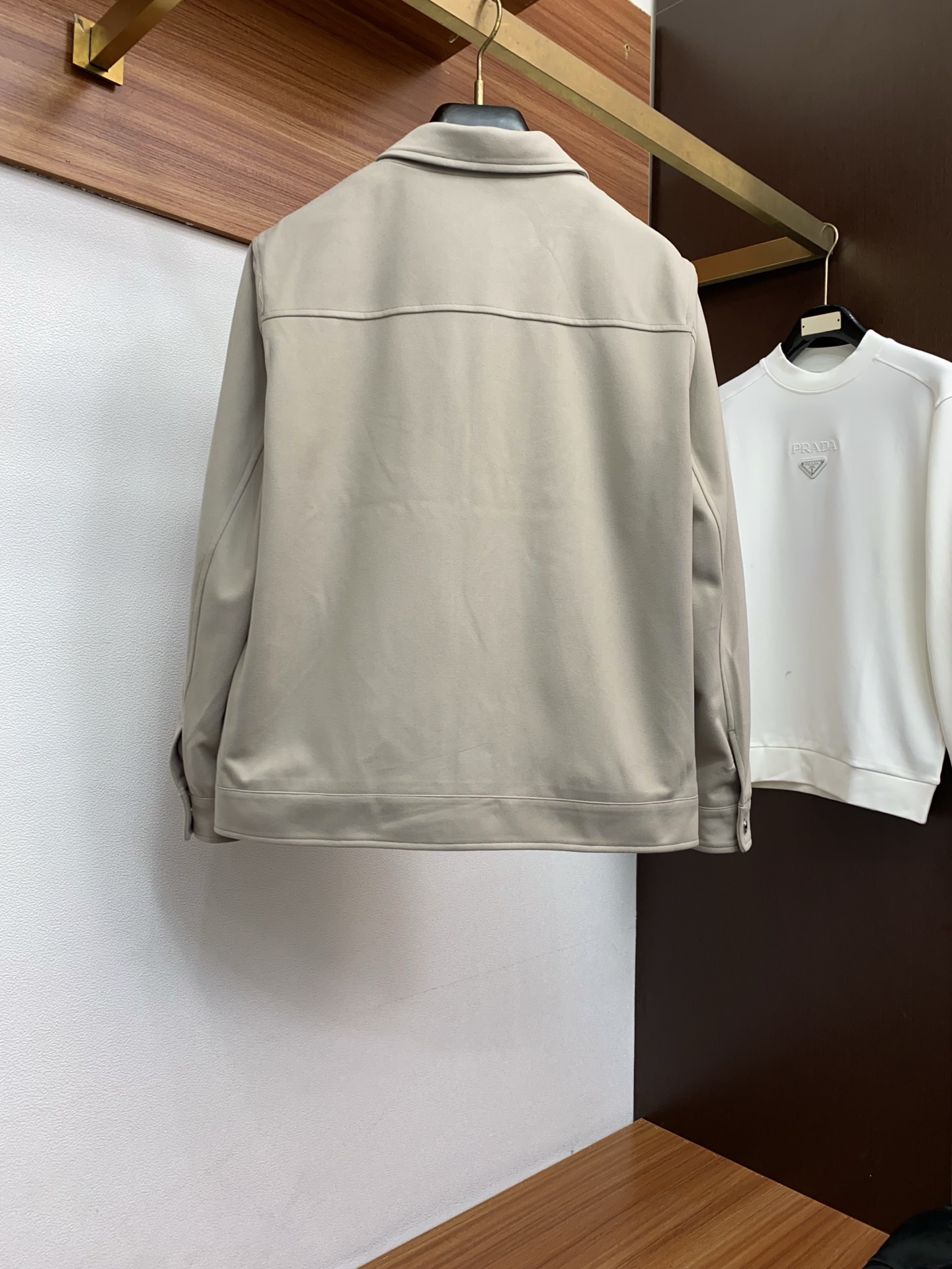 lp🆕 诺悠翩雅 2025新款行政翻领夹克夹克外套 简约而利落设计便足以吸引你的目光。不仅为整体造型增添