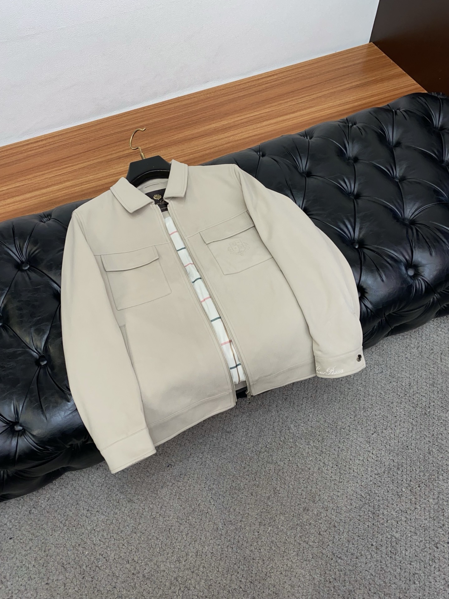 lp🆕 诺悠翩雅 2025新款行政翻领夹克夹克外套 简约而利落设计便足以吸引你的目光。不仅为整体造型增添