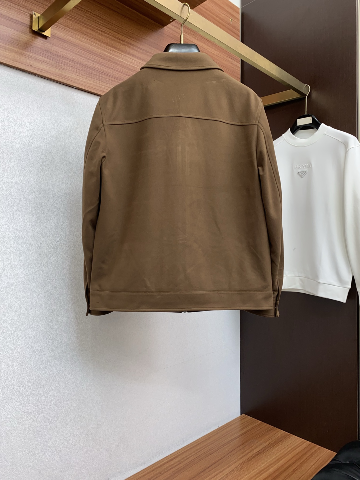 lp🆕 诺悠翩雅 2025新款行政翻领夹克夹克外套 简约而利落设计便足以吸引你的目光。不仅为整体造型增添