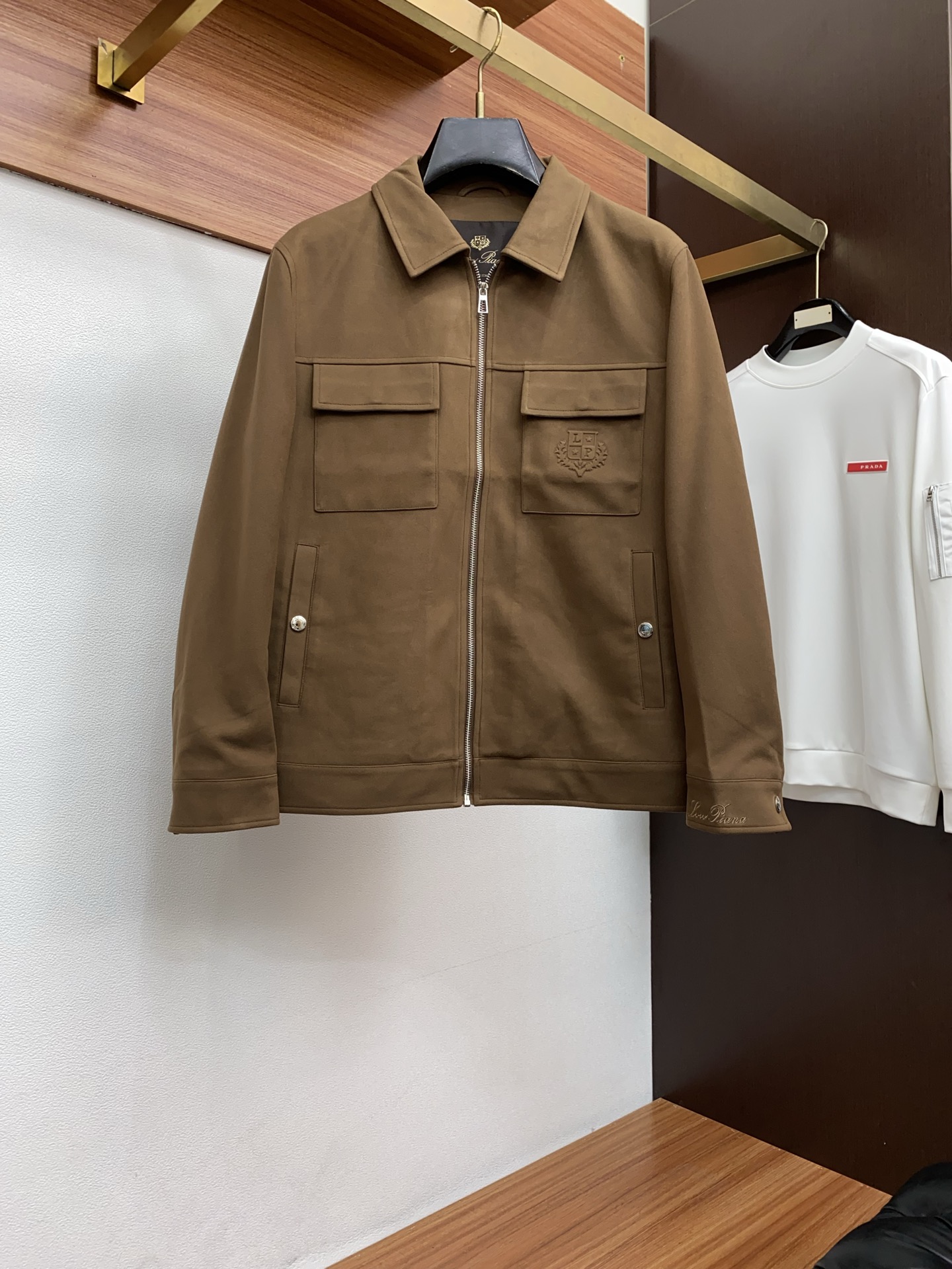 lp🆕 诺悠翩雅 2025新款行政翻领夹克夹克外套 简约而利落设计便足以吸引你的目光。不仅为整体造型增添