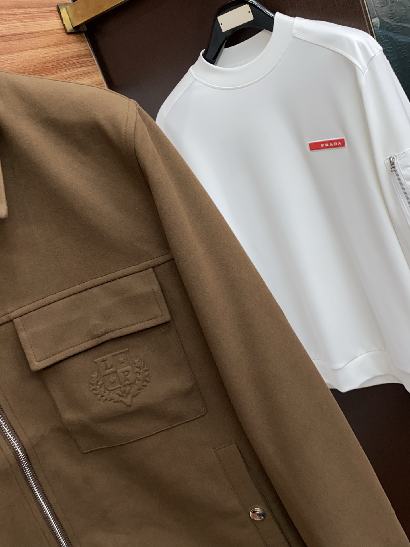 lp🆕 诺悠翩雅 2025新款行政翻领夹克夹克外套 简约而利落设计便足以吸引你的目光。不仅为整体造型增添