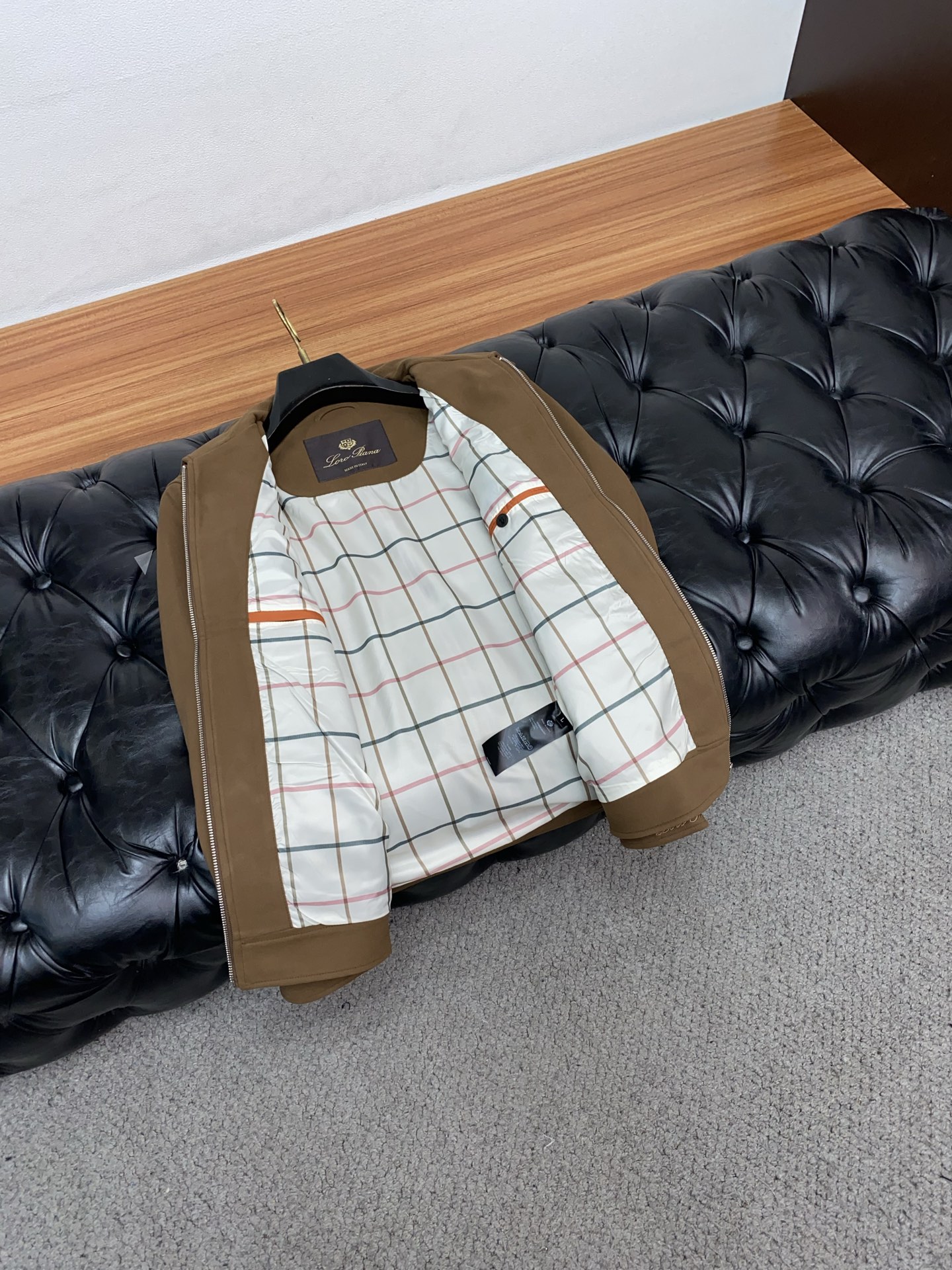 lp🆕 诺悠翩雅 2025新款行政翻领夹克夹克外套 简约而利落设计便足以吸引你的目光。不仅为整体造型增添