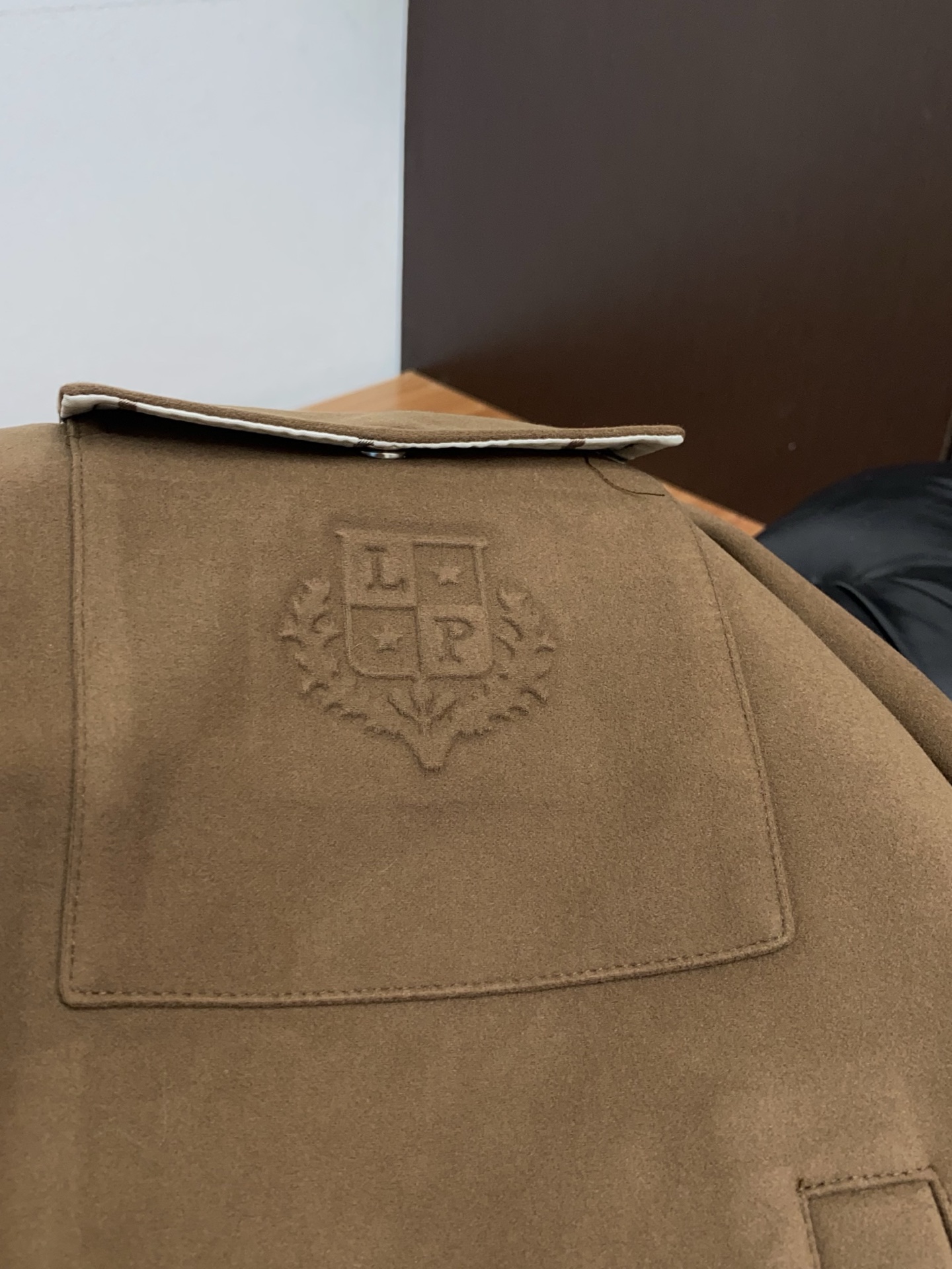 lp🆕 诺悠翩雅 2025新款行政翻领夹克夹克外套 简约而利落设计便足以吸引你的目光。不仅为整体造型增添