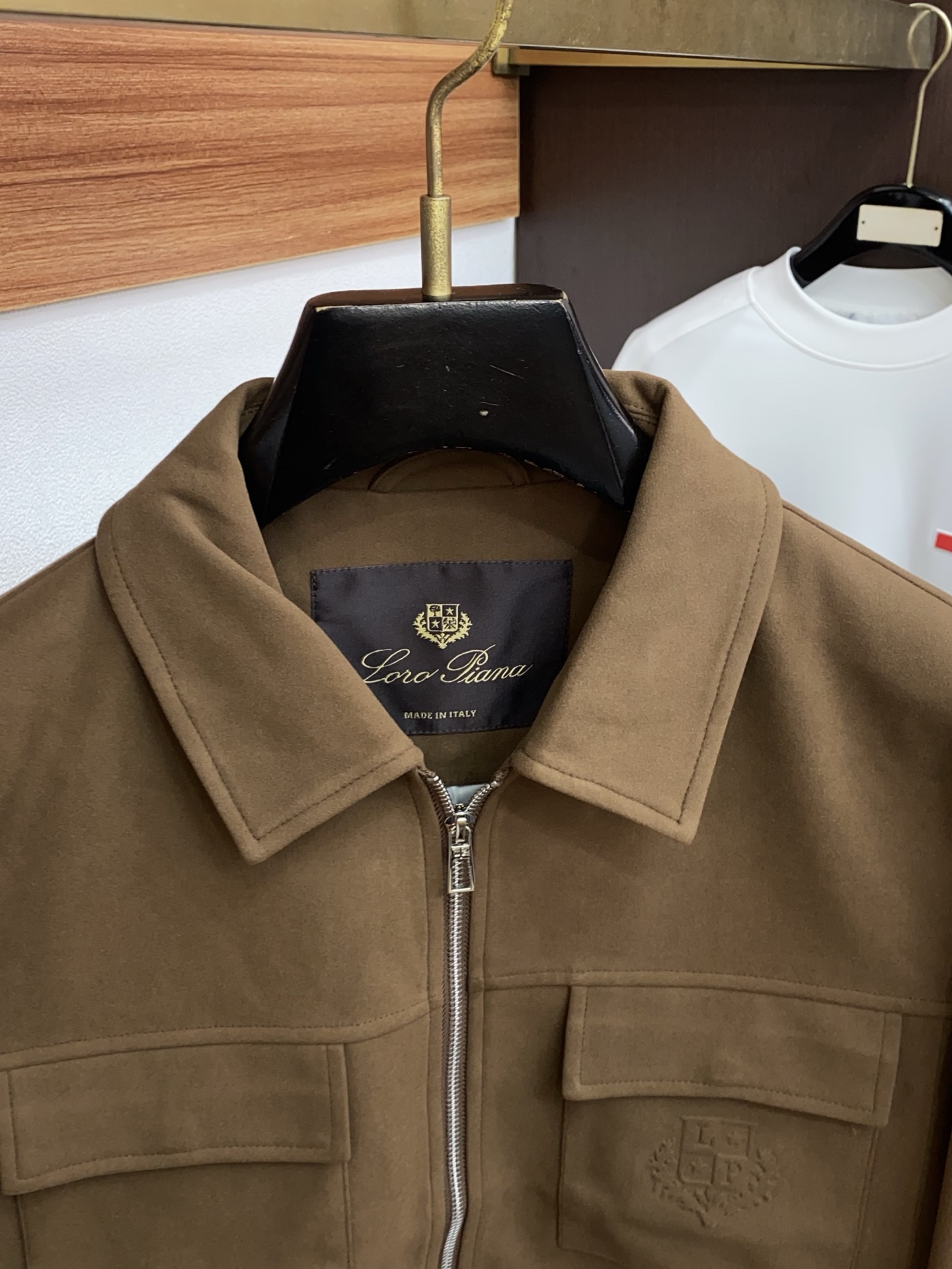 lp🆕 诺悠翩雅 2025新款行政翻领夹克夹克外套 简约而利落设计便足以吸引你的目光。不仅为整体造型增添